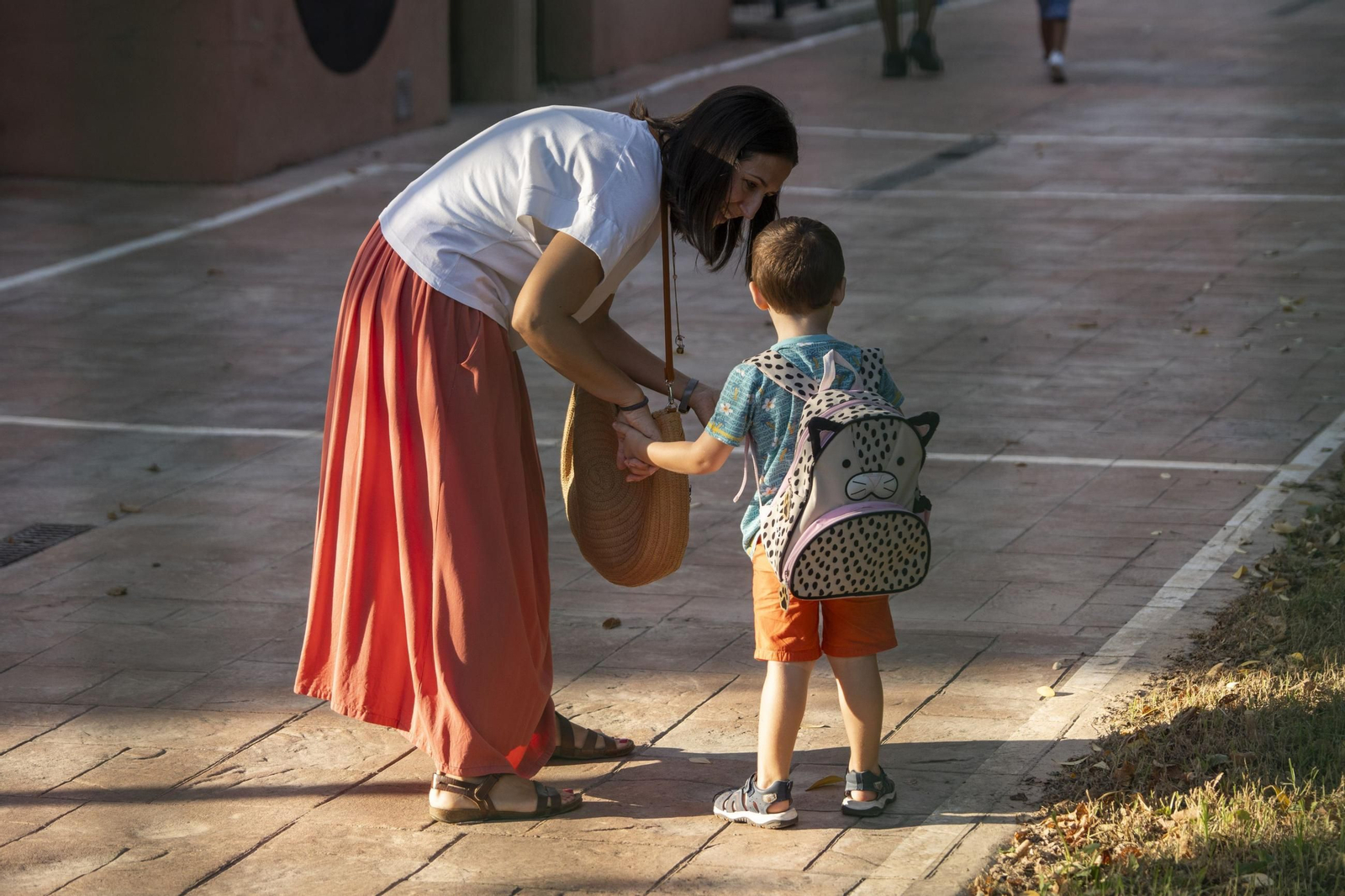 Imagen de archivo de una madre llevando a su hijo a la escuela
