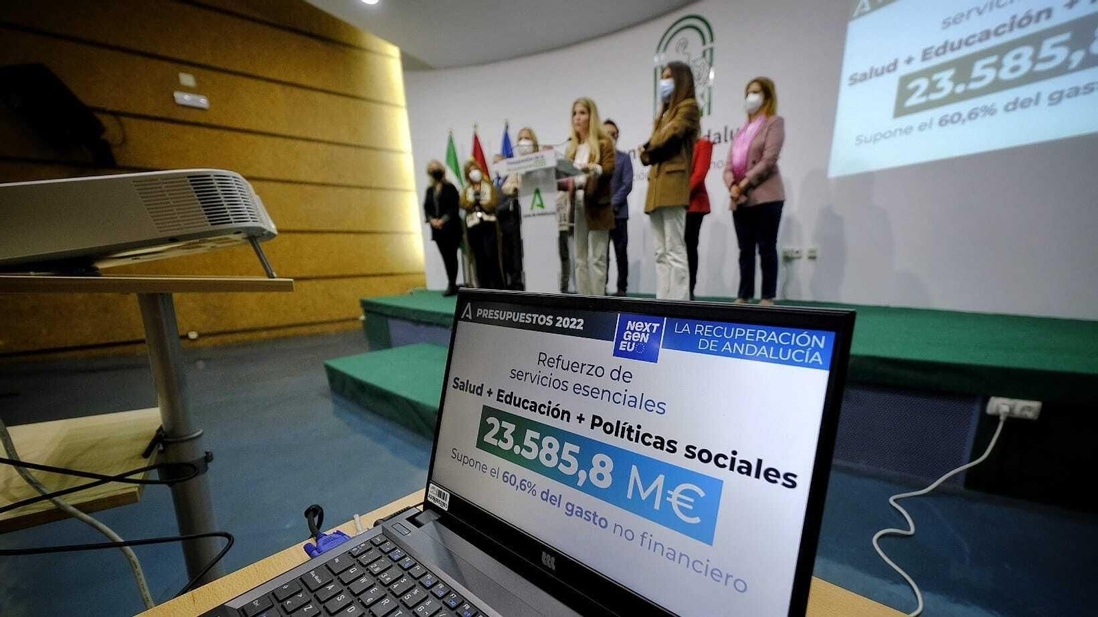 Ana Mestre durante la presentación de los presupuestos arropada por sus delegados.