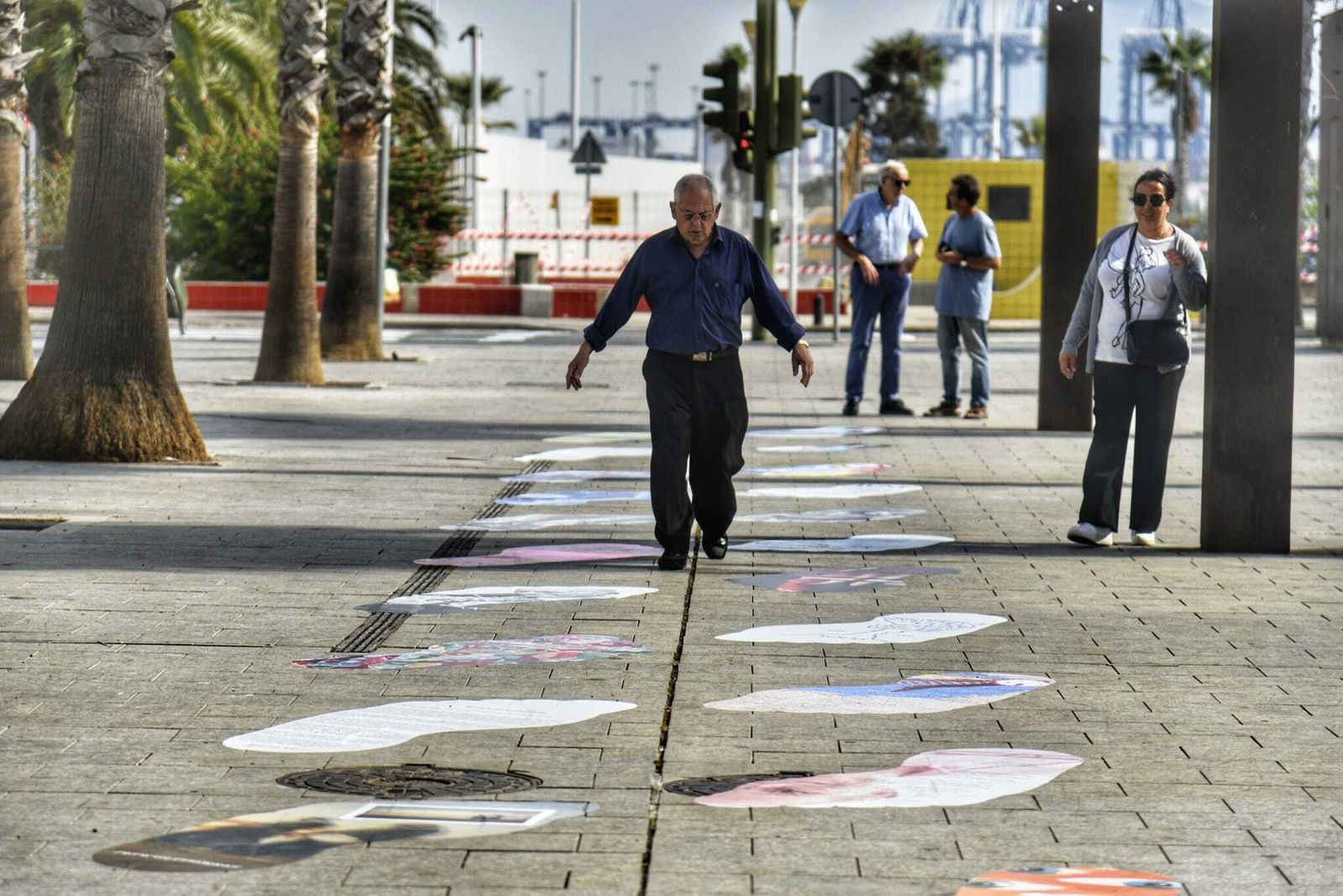 Un hombre cruza por las huellas de Márgenes y Vínculos.