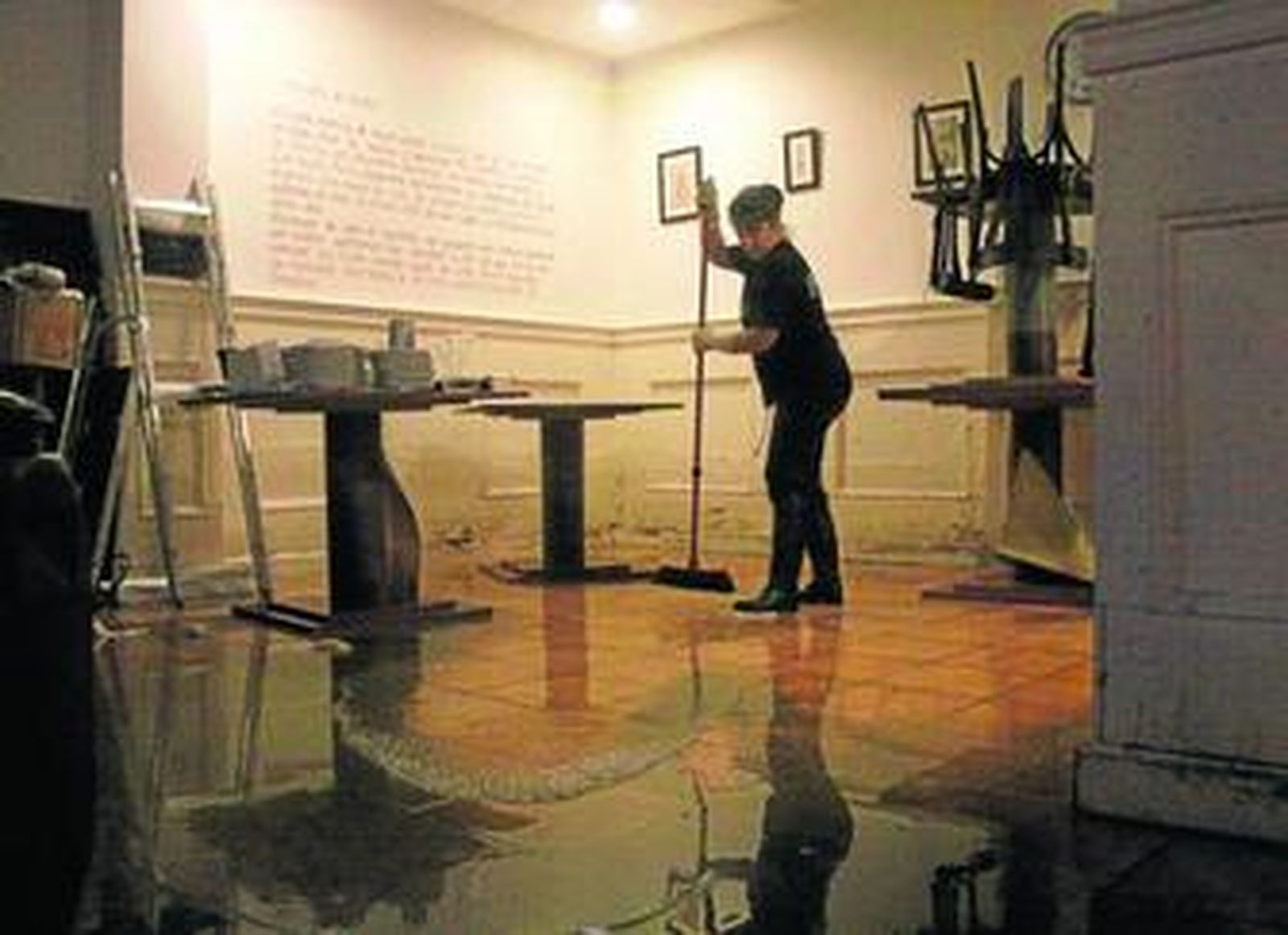 Lorena Campos, regente del restaurante De boca en boca, durante las labores de limpieza de su local, ayer.