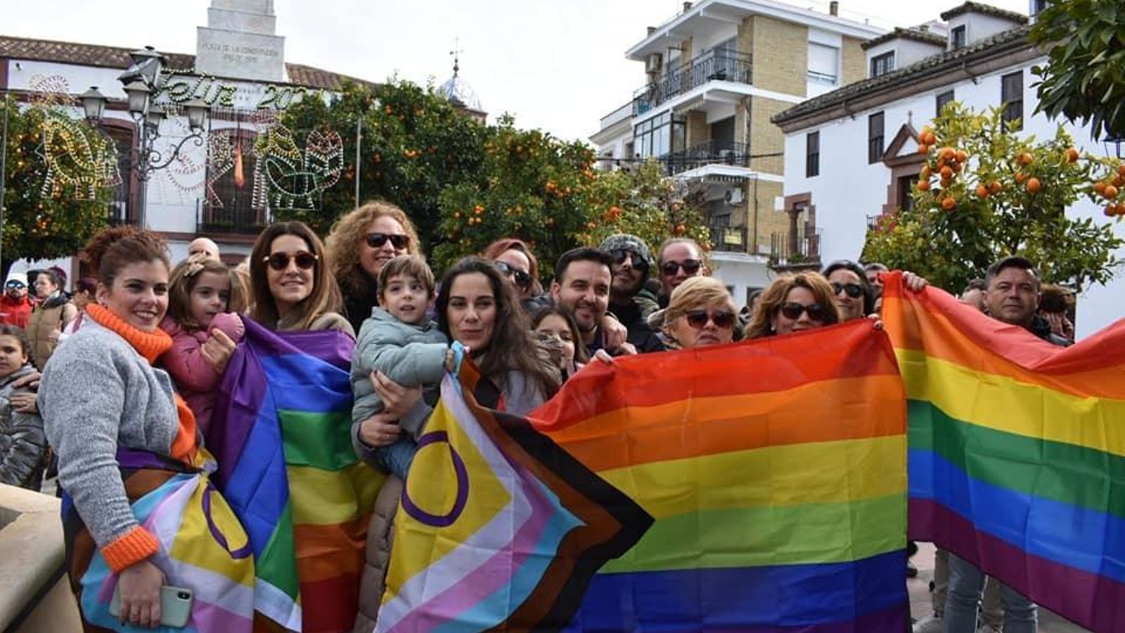 Vecinos de Villa del Río portan banderas LGBTI.