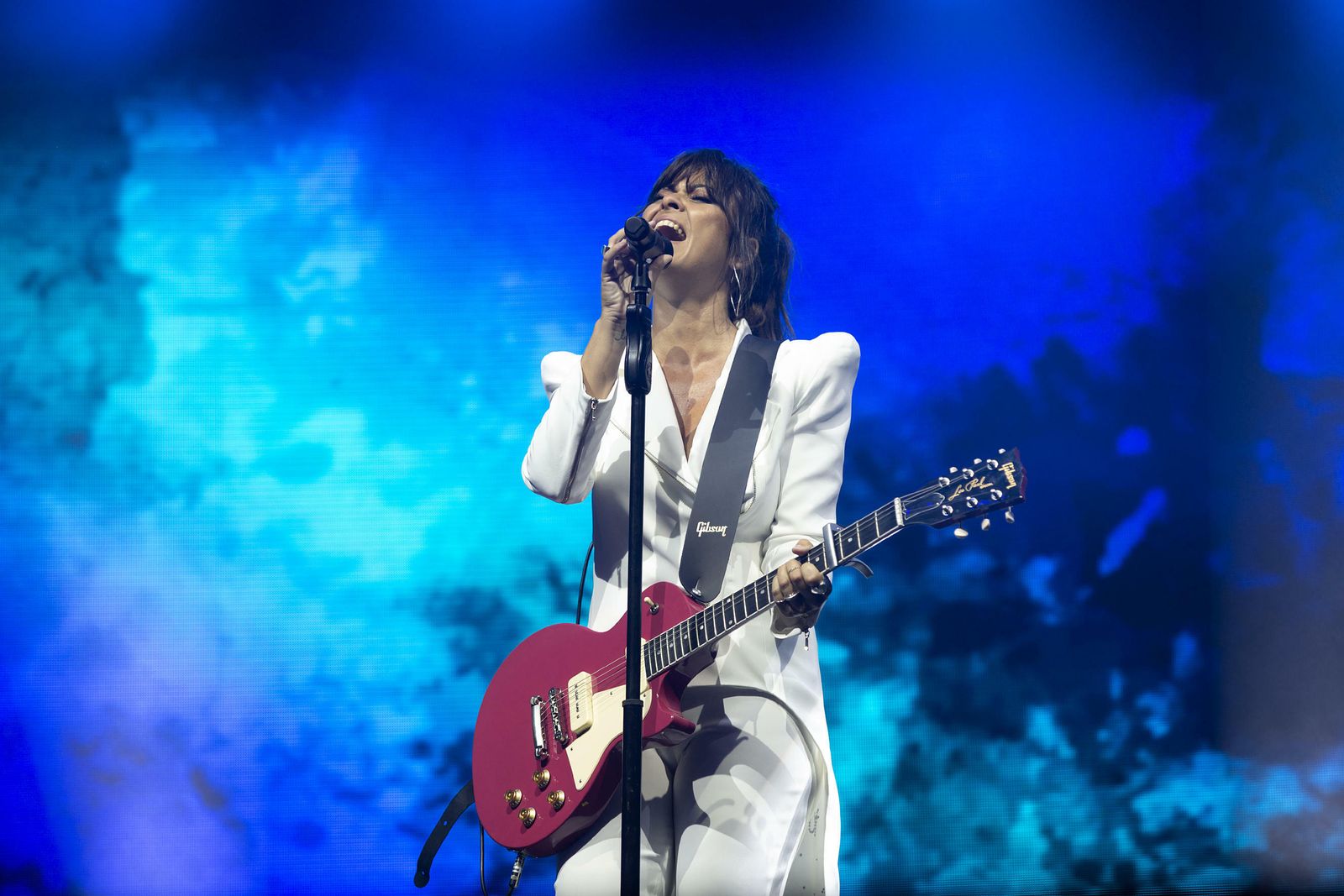 Un momento de la actuación de Vanesa Martín, ayer, en el auditorio del Cortijo de Torres.