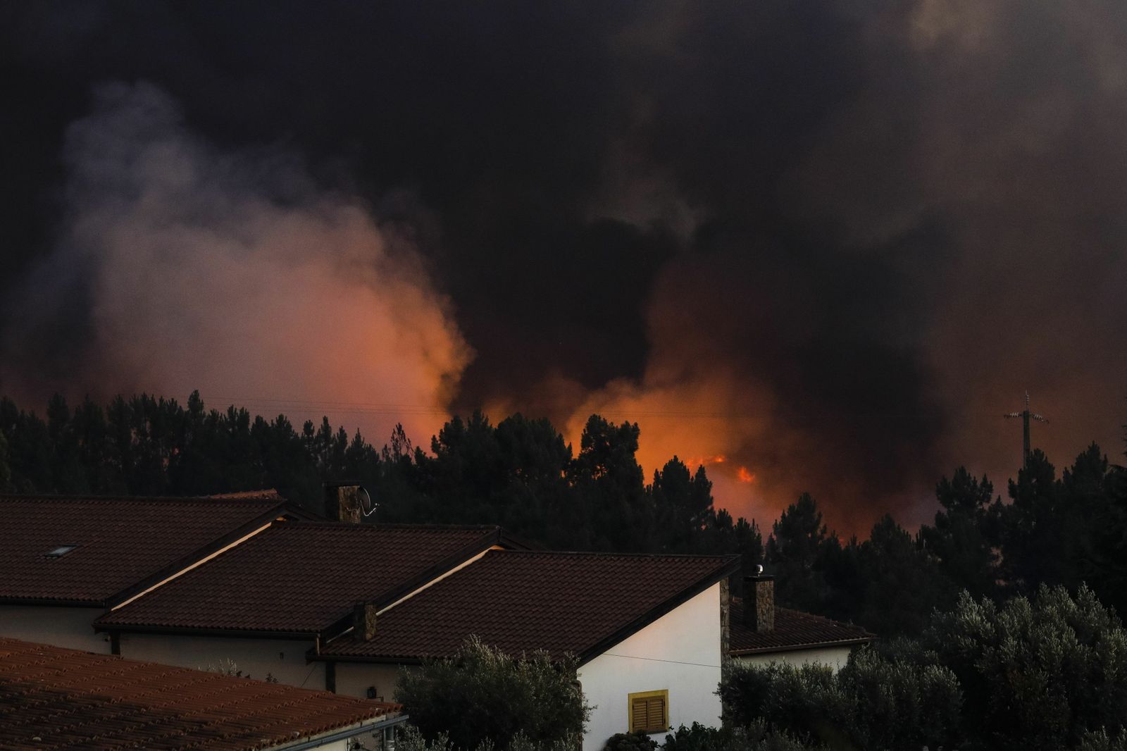 La extinción del incendio del centro de Portugal, en imágenes
