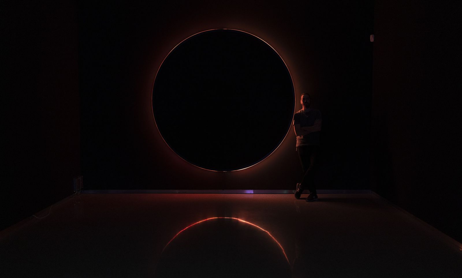 Un visitante, junto a 'Eclypse', una instalación lumínica de Cachito Vallés.