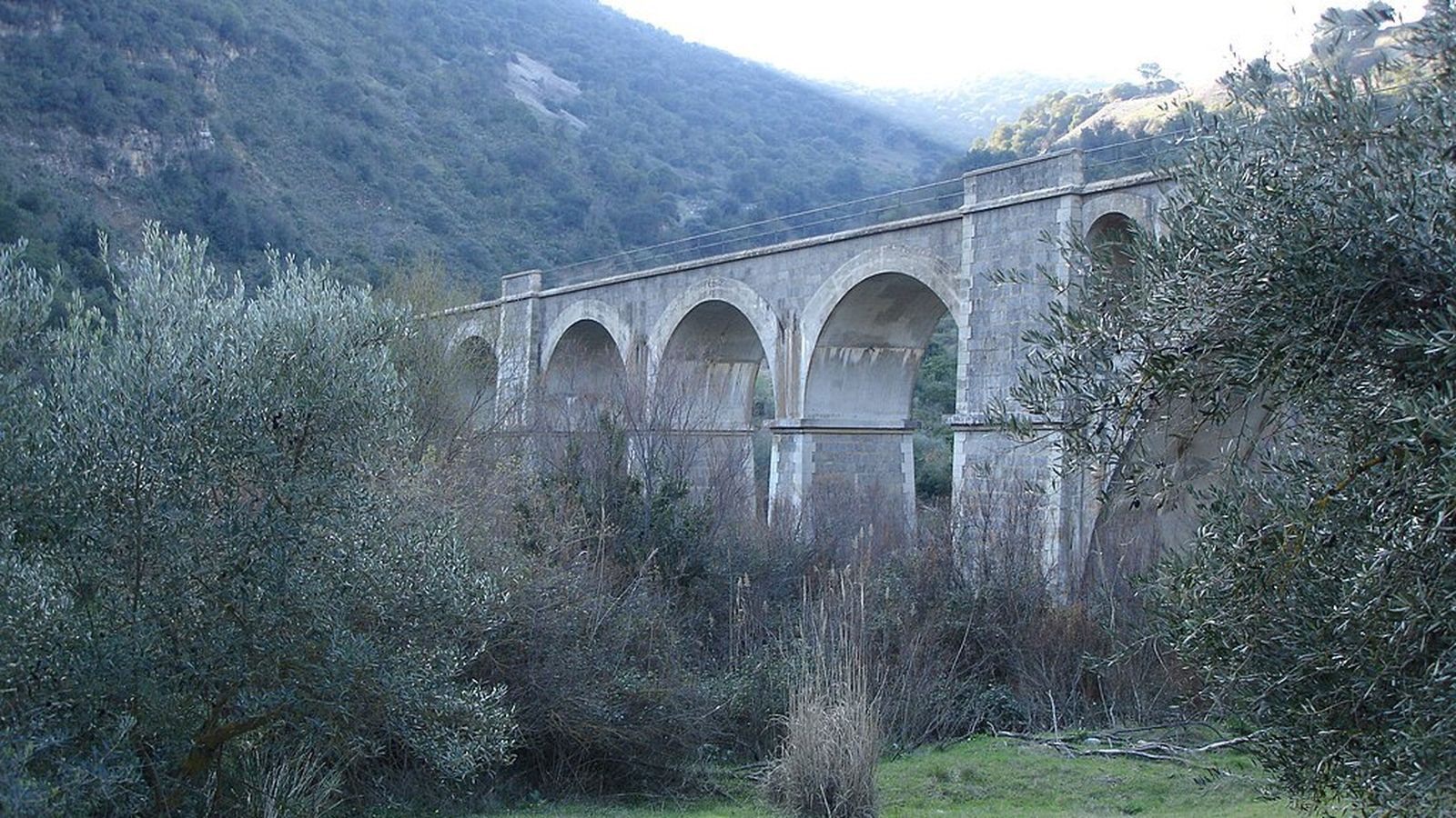 Viaducto sobre el Guadalporcún, afluente del Guadalete.