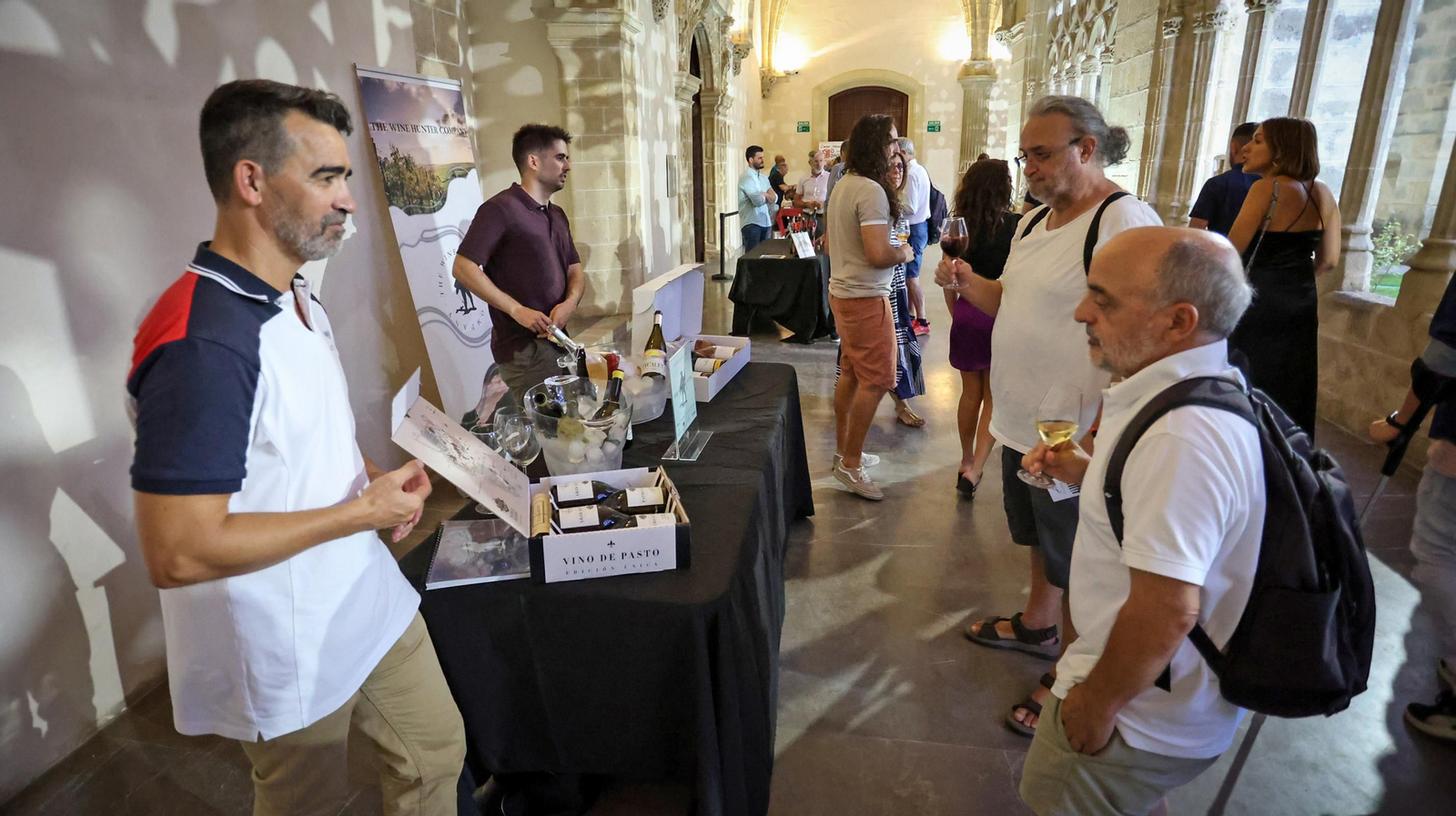 Éxito de 'Entrevinos tintos y blancos' en los Claustros de Jerez