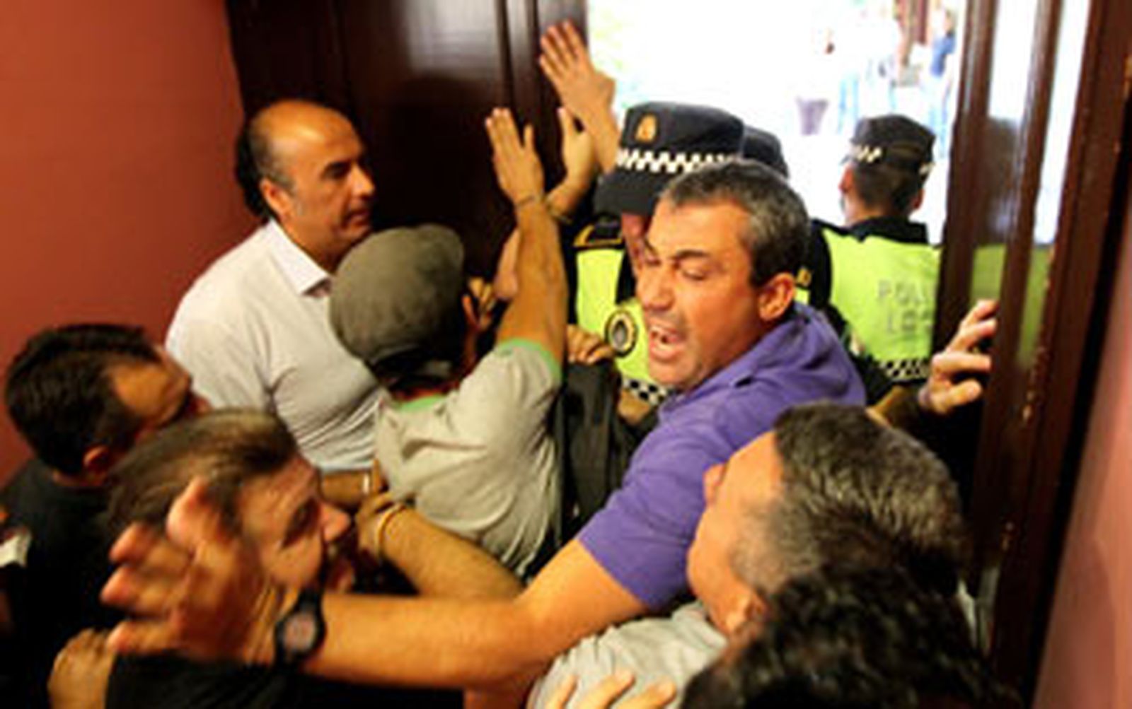 Trabajadores de los autobuses asaltan y ocupan el Consistorio