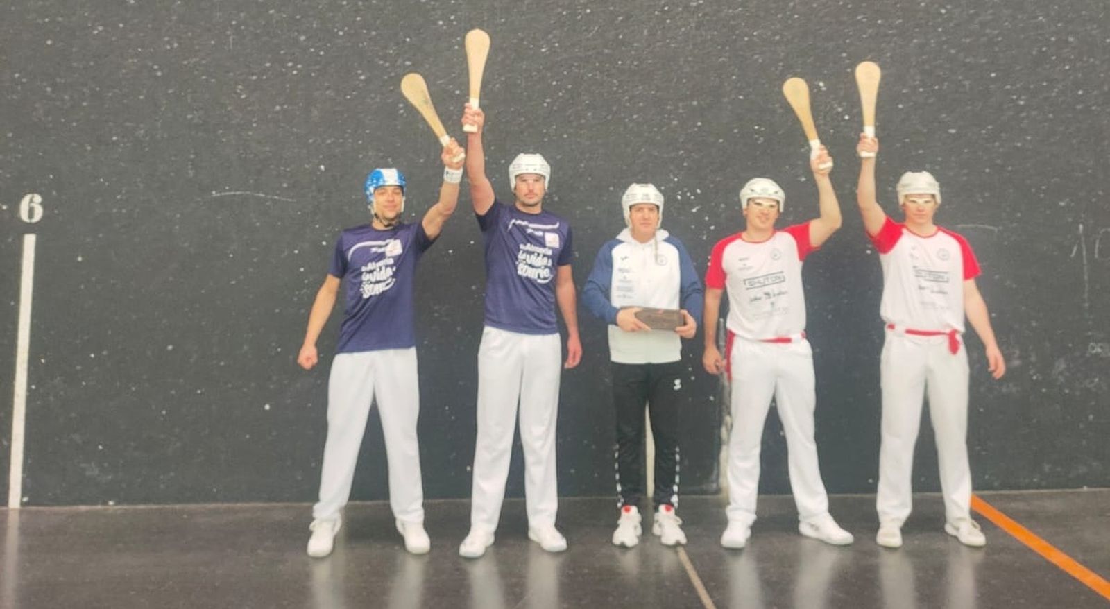 Los jugadores de ambos equipos antes del comienzo de uno de los encuentros disputado el pasado fin de semana.