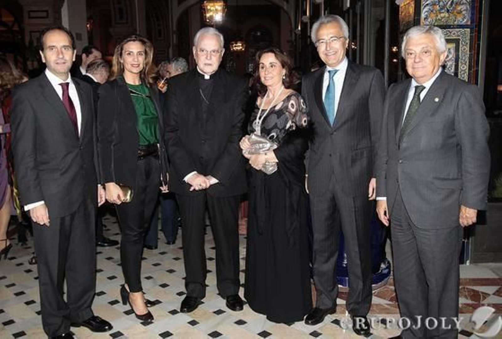 Alberto Delgado, director territorial de Banco Santander; Cristina Salazar; Carlos Amigo; Concha velasco; el notario Pablo Gutiérerz Alviz, y Francisco Herrero, presidente de la Cámara de Comercio de Sevilla. / Reportaje gráfico: Antonio Pizarro, Juan Carlos Muñoz y Juan Carlos Vázquez