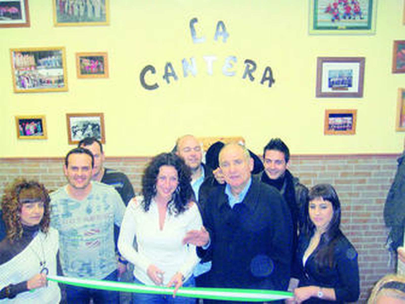 La concejala de turismo, María Vázquez, cortó la cinta, junto al presidente de Fealca, Nicolás Castillo.