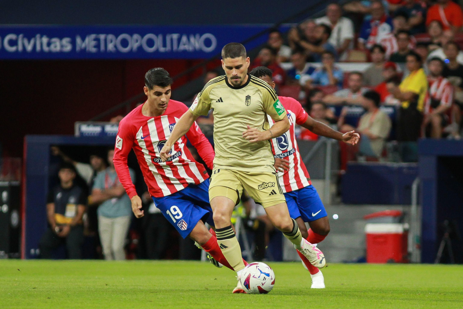 Un ataque del Granada en el partido de la primera vuelta en el Metropolitano