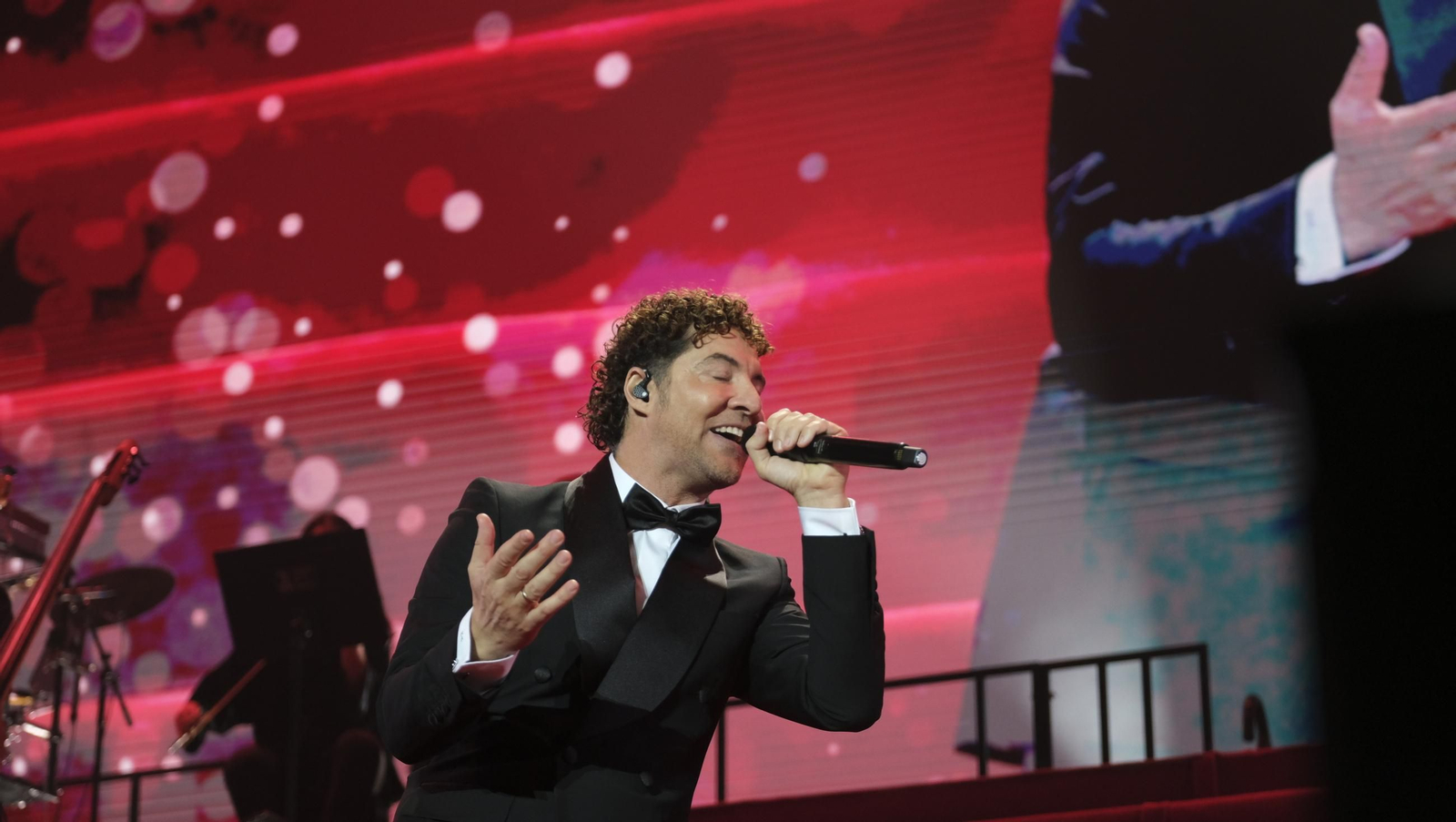 David Bisbal enamora a su Almería en el inicio de la gira 'Todo es Posible en Navidad', en fotografías