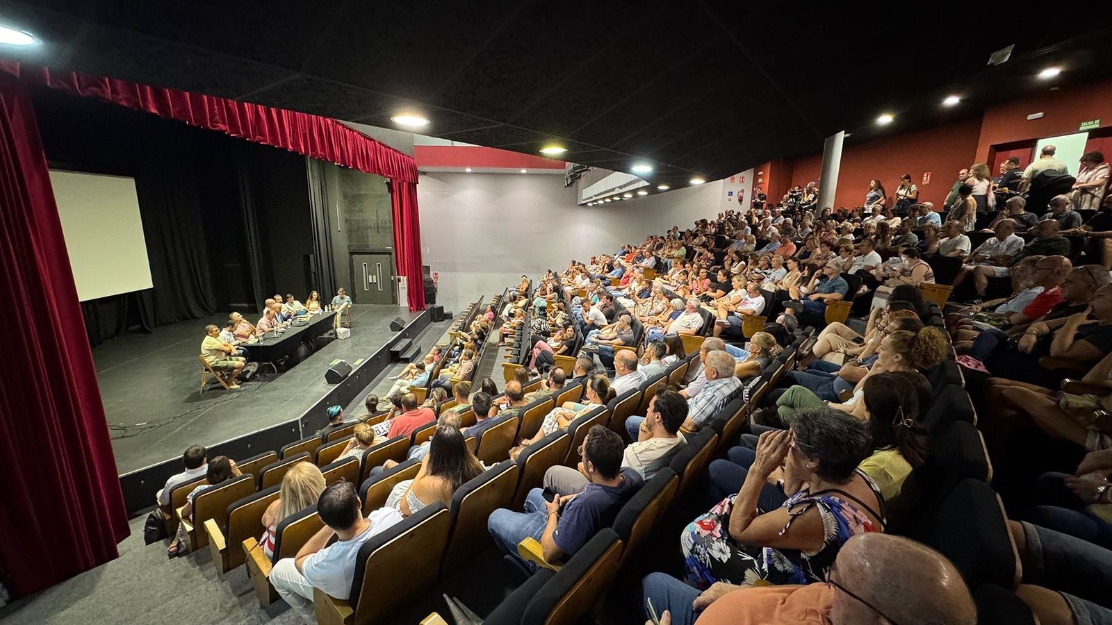 Vecinos de Mengíbar escuchan a los promotores de la planta de biogás en la localidad