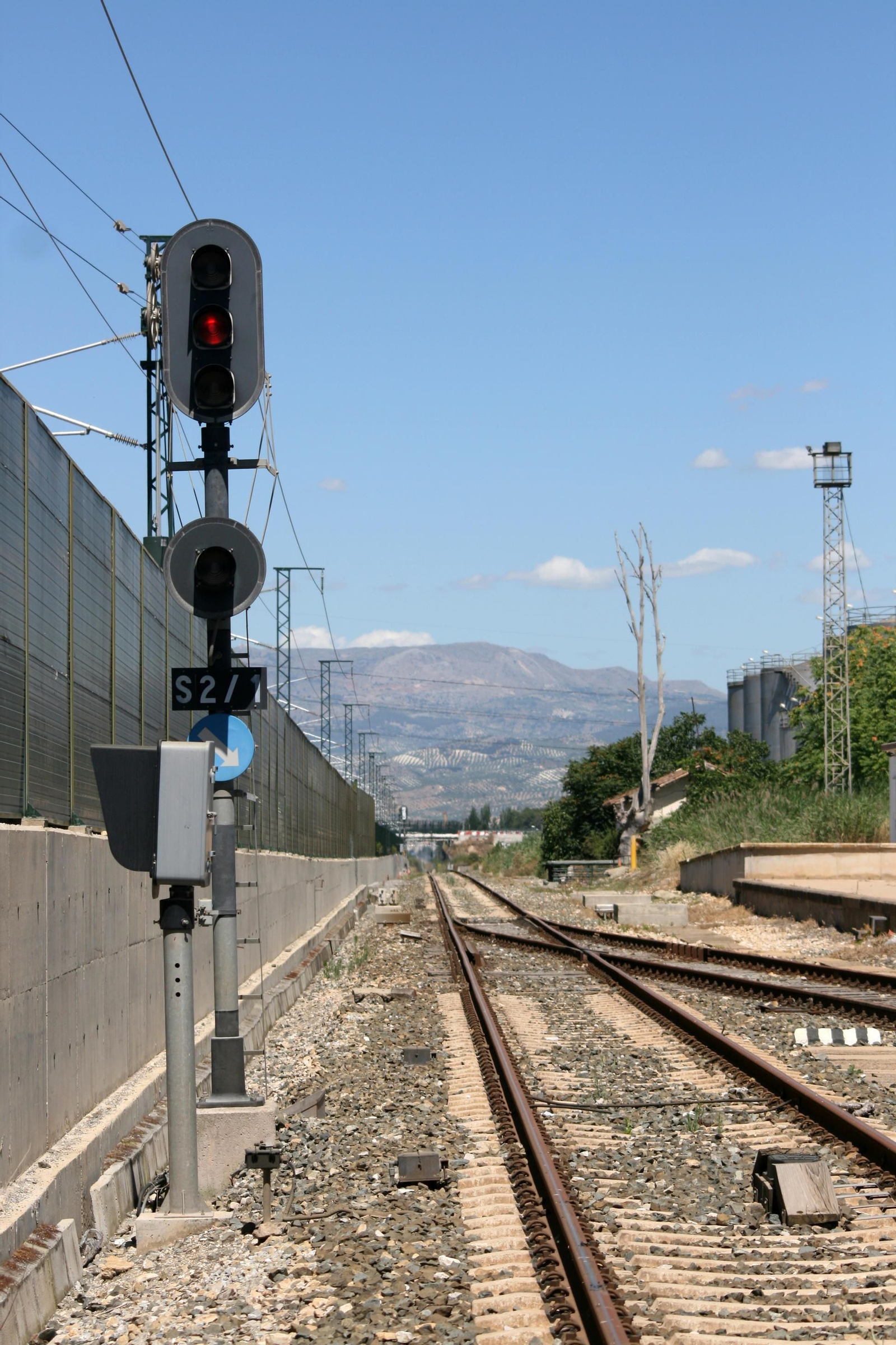 Un semáforo encendido pese a que no pasan trenes cerca de Atarfe
