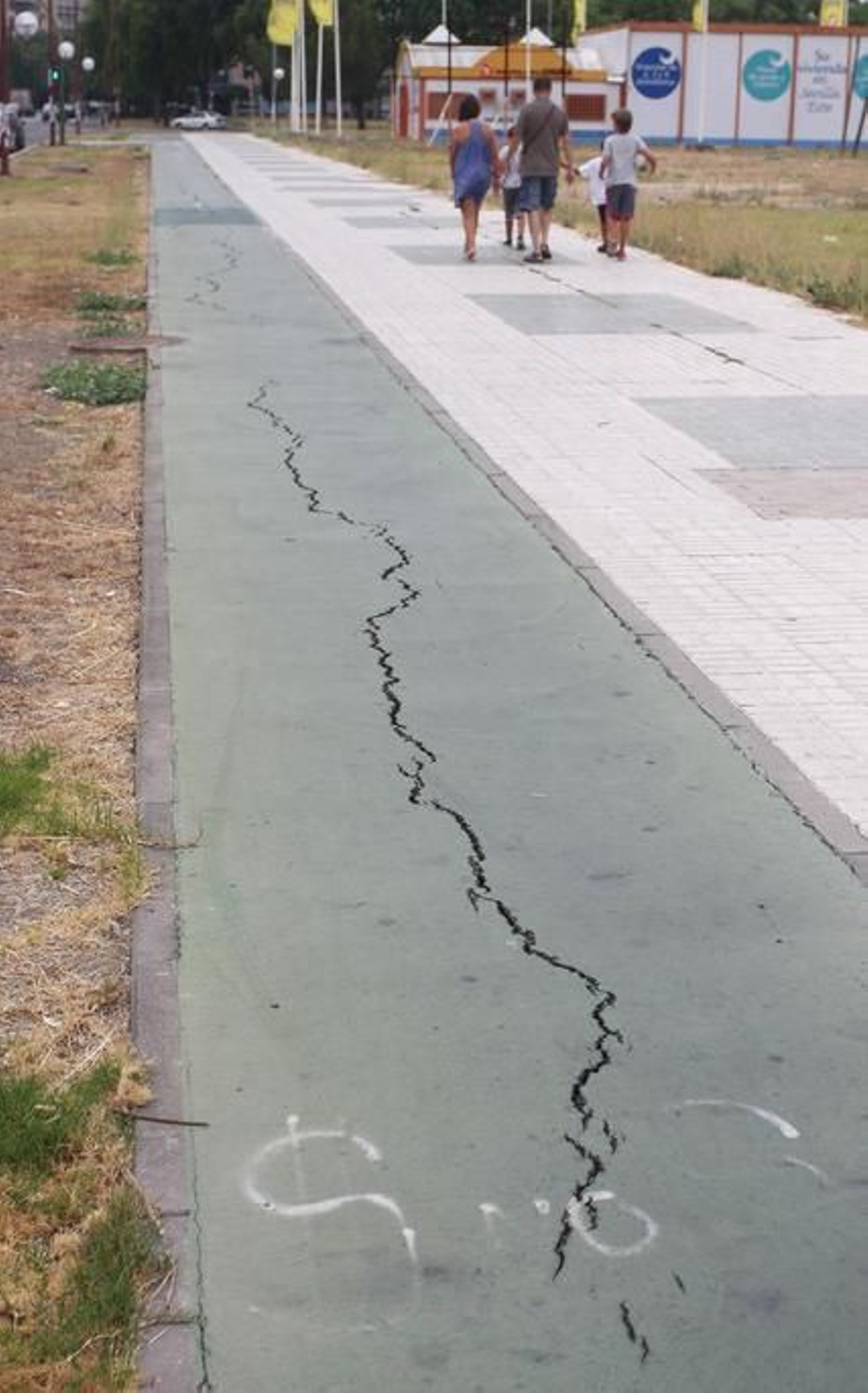 Obstáculos y grietas en el carril bici