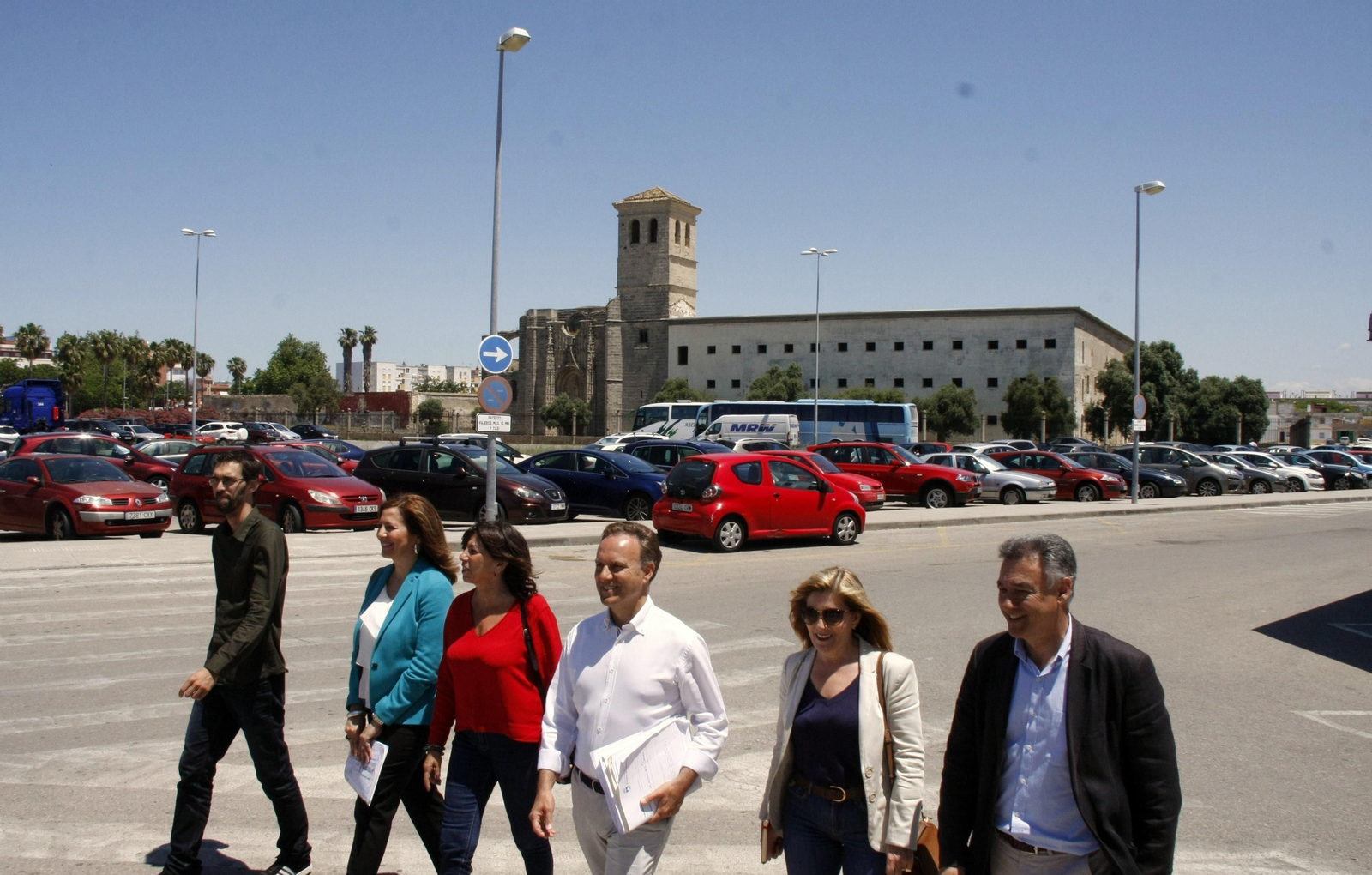 Las autoridades locales, de la Junta y del Consorcio, ayer visitando la zona en la que irá la nueva estación de autobuses.