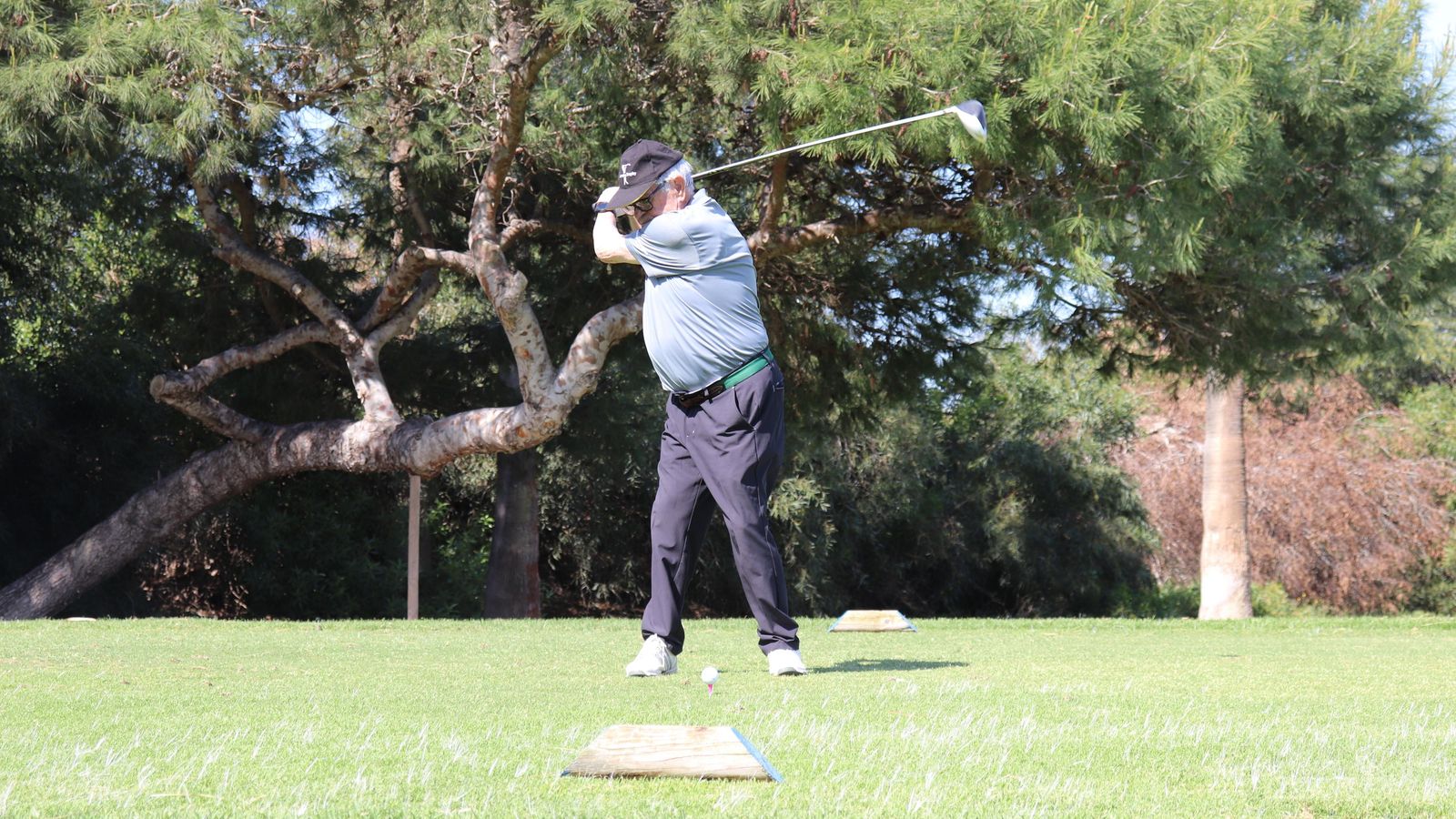 Uno de los participantes en el torneo durante la ejecución de un golpeo.