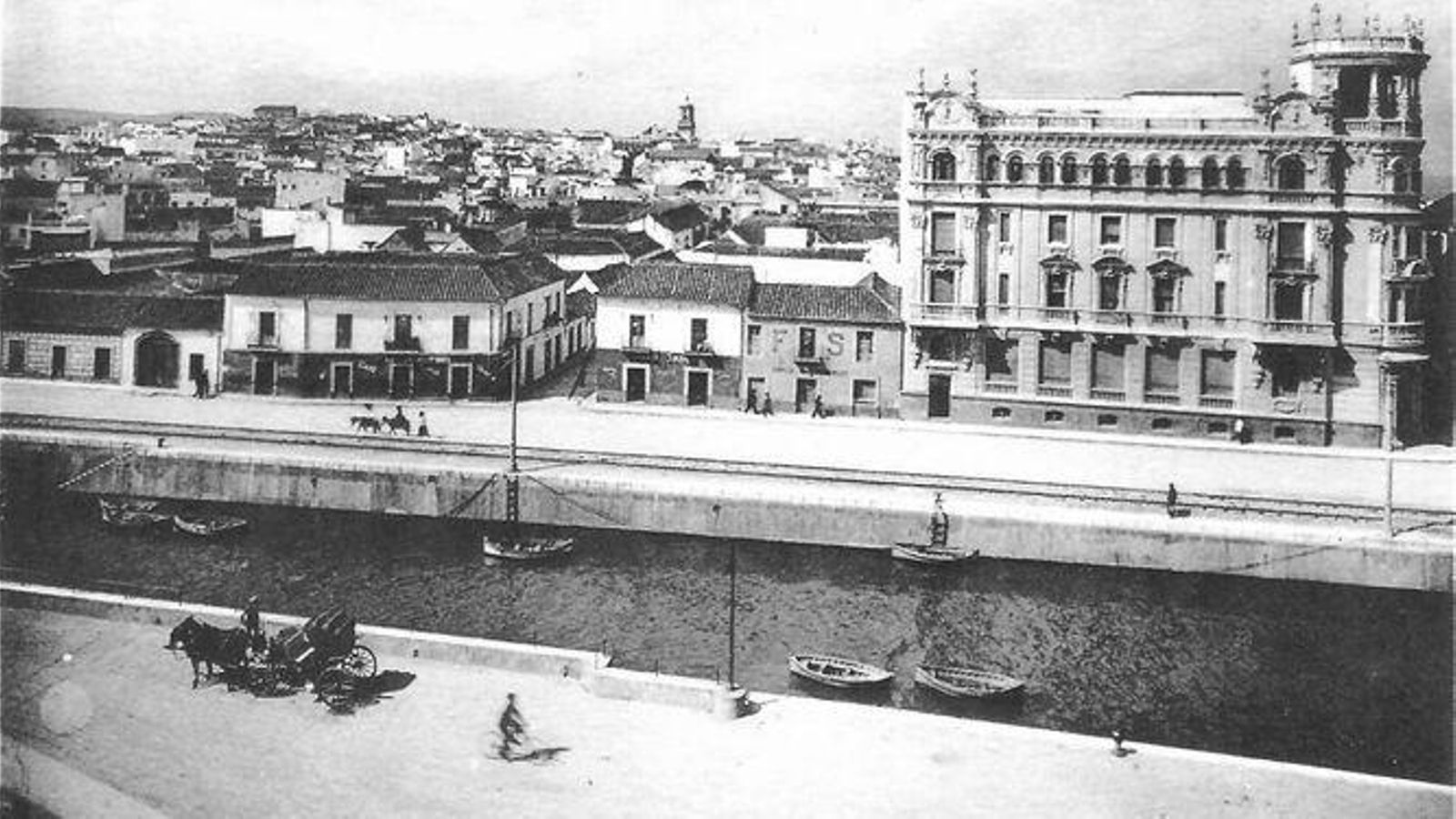 A la derecha, edificio González Gaggero A la derecha, edificio González Gaggero