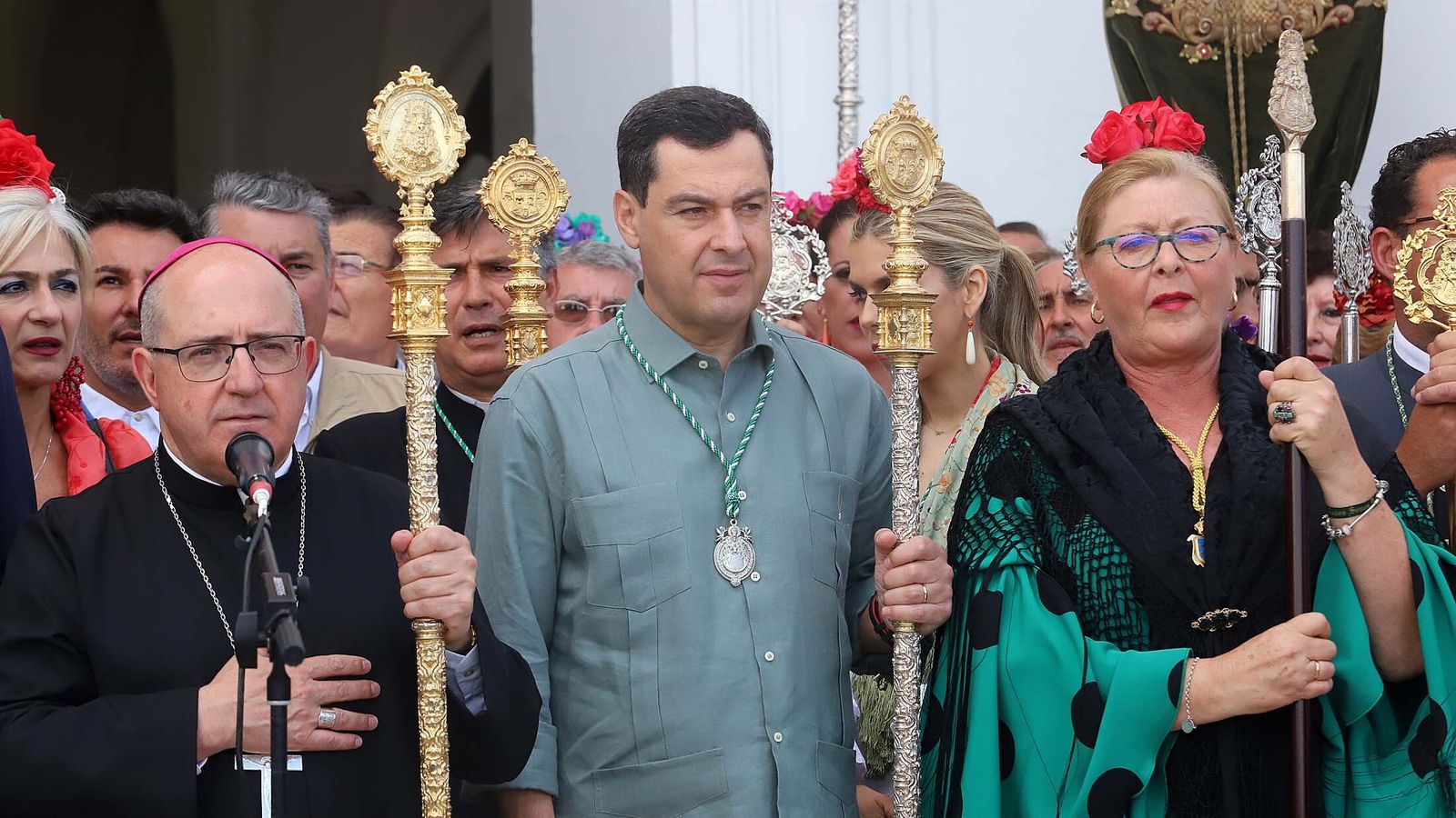 Monseñor Santiago Gómez Sierra y Juanma Moreno. Detrás, la consejera Patricia del Pozo.