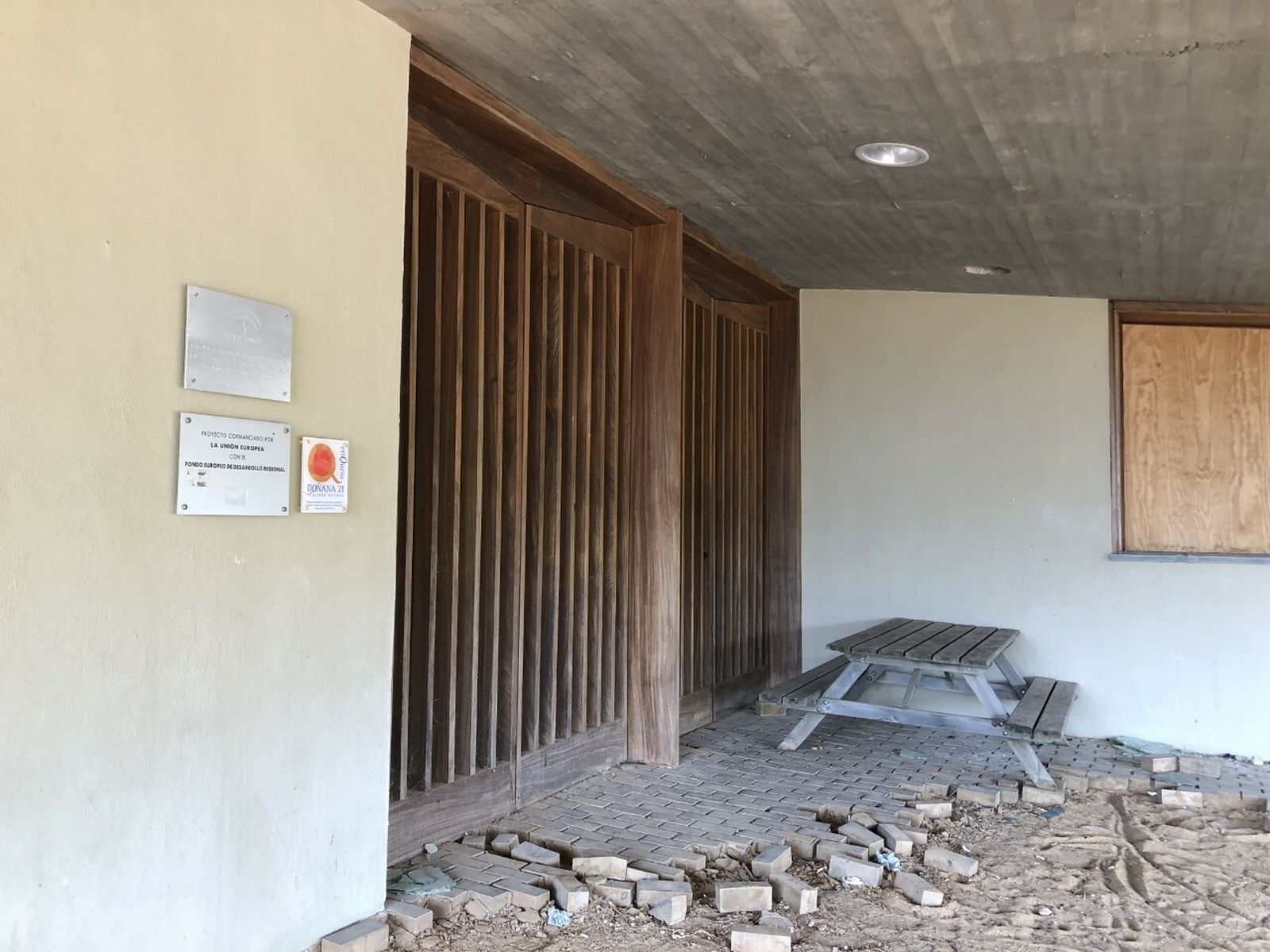 El pavimento destrozado en el antiguo acceso principal