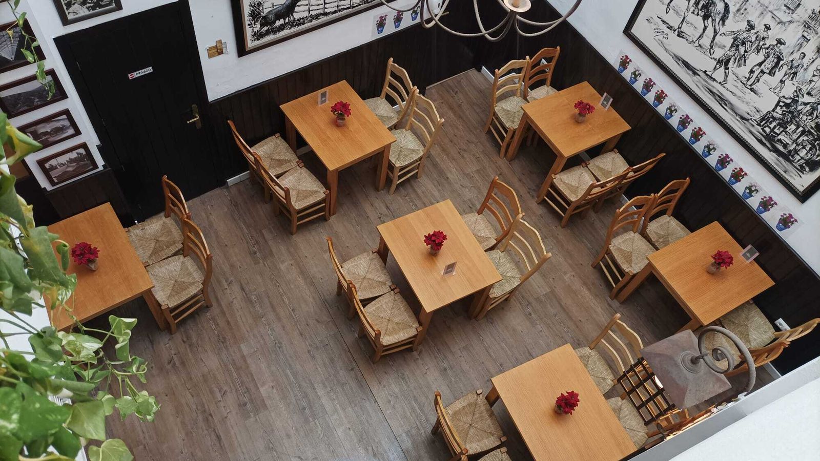 Los salones de Taberna La Montillana tienen un encanto único