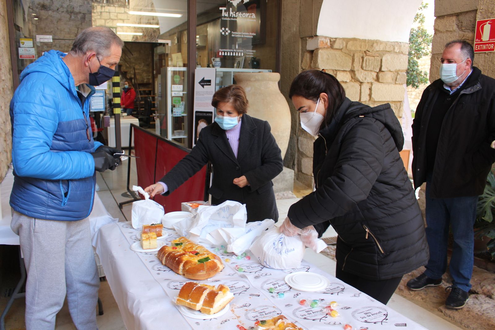 Reparto del roscón de Reyes de Lucena.