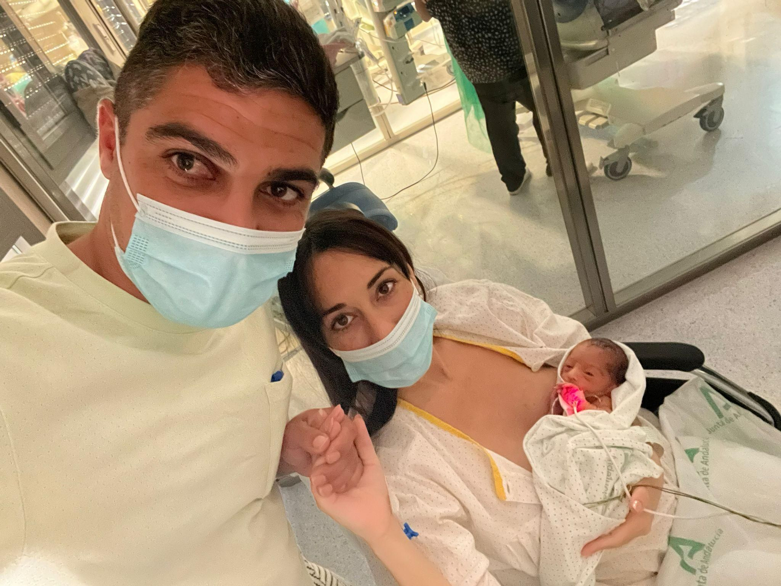 Elena y Juan José junto a la pequeña Meca Renée, en el hospital.