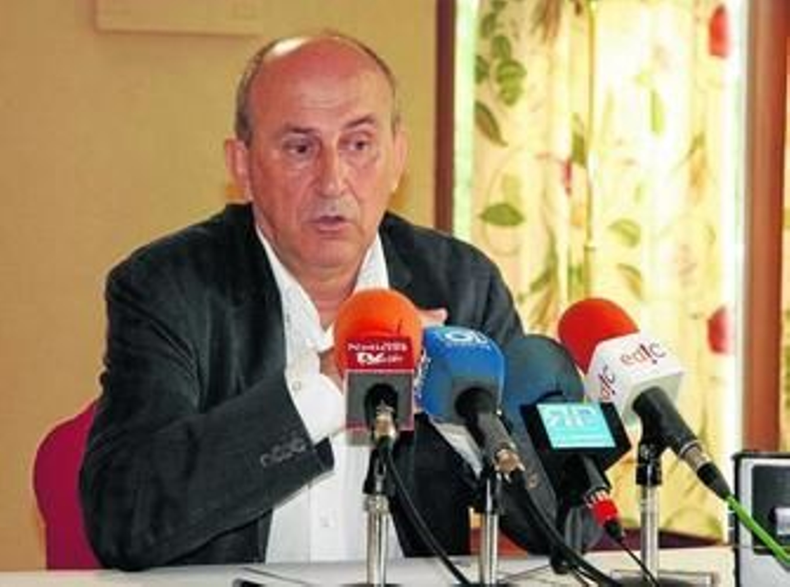 El dimisionario concejal Juan Gómez, durante la rueda de prensa en solitario en la que ayer anunció su dimisión.