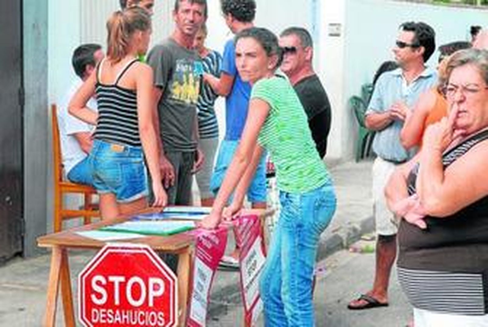 Paqui Vázquez, apoyada en una mesa, durante el intento de desahucio de su casa de Carboneros el pasado 11 de septiembre.
