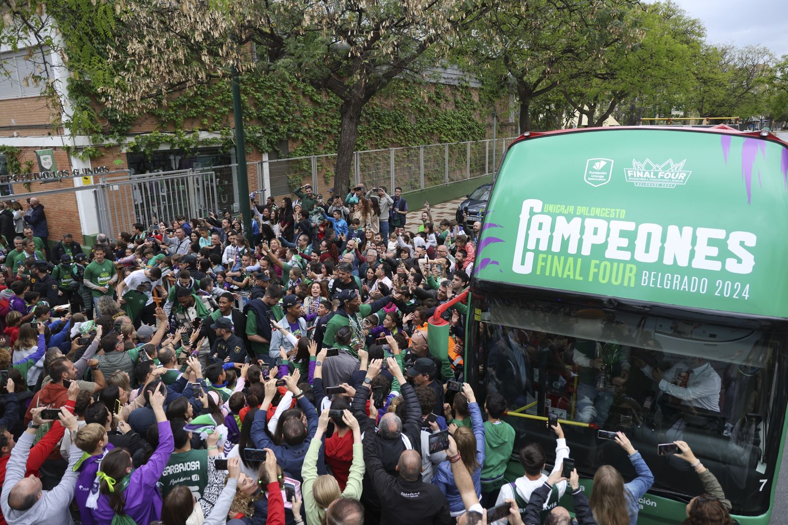 El Unicaja celebra en las calles de Málaga el título de la BCL