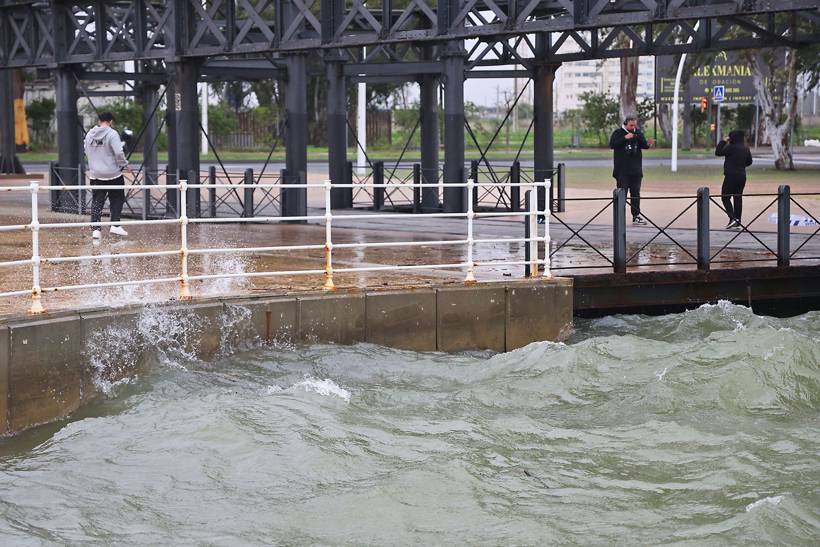 Muelle de carga de la Riotinto con marea alta en la borrasca Leonardo (22)