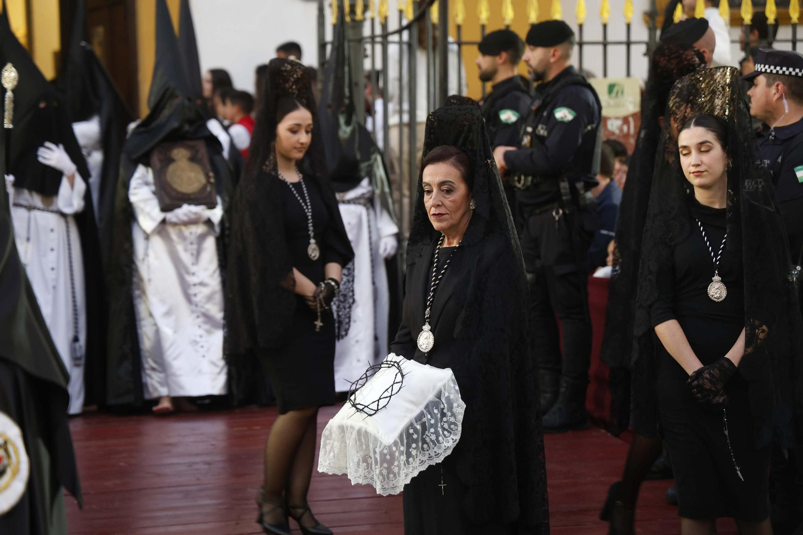 Fotos del Jueves Santo en La Línea: Perdón, Gran Poder y Angustias