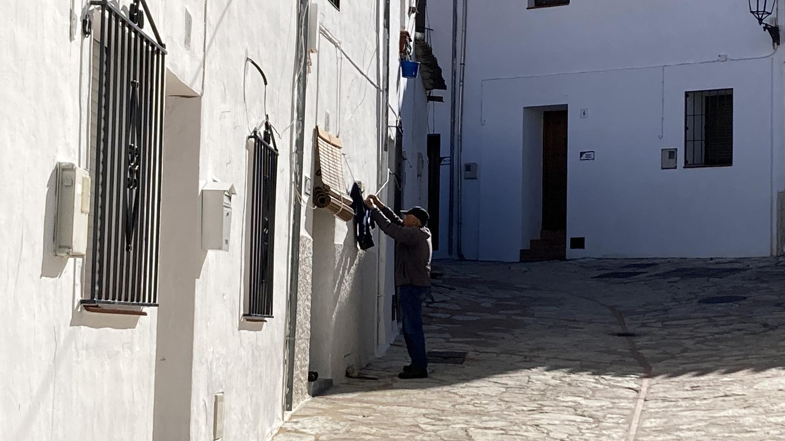 Vecino tendiendo la ropa