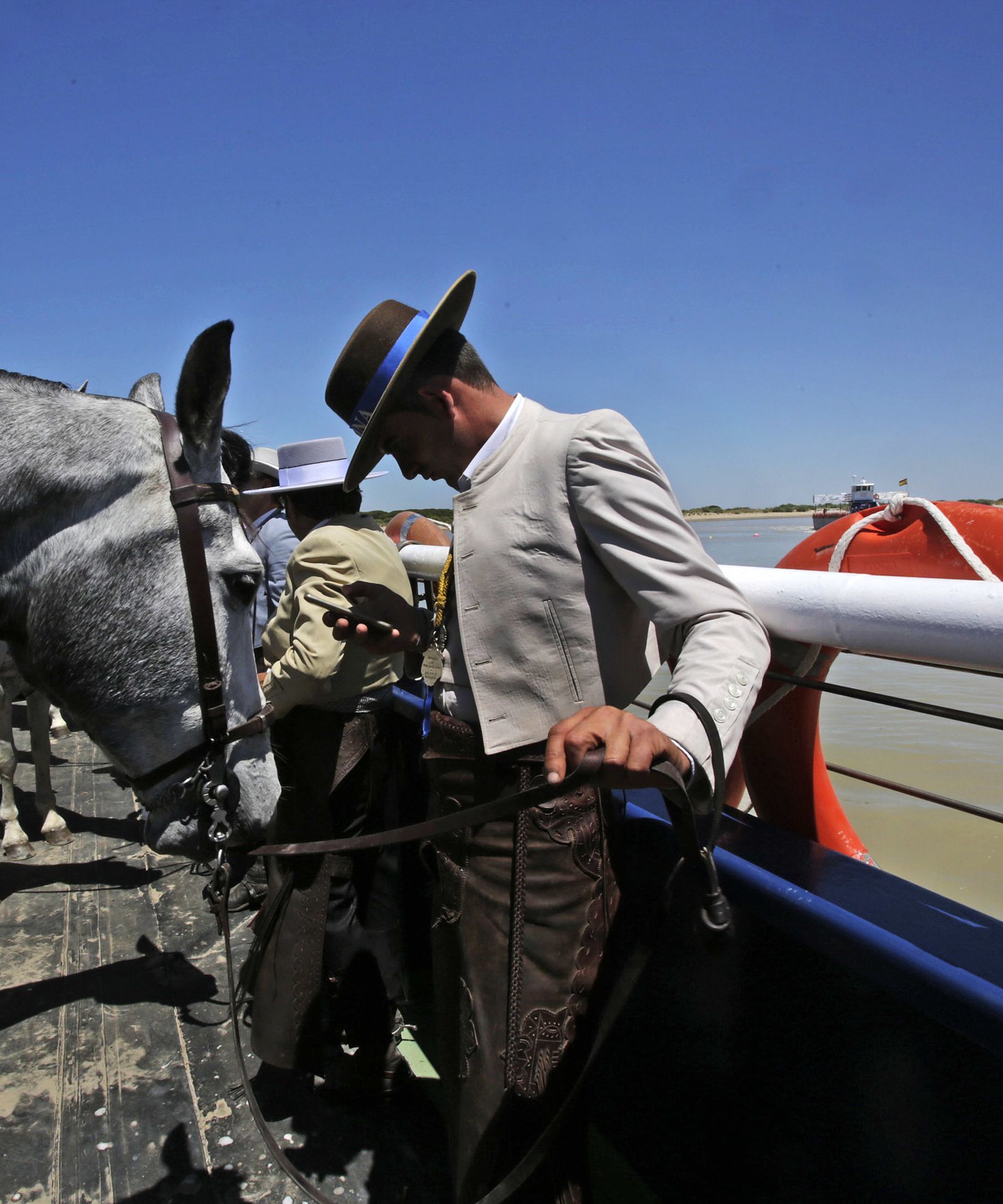 Las primeras hermandades gaditanas cruzan Bajo de Guía