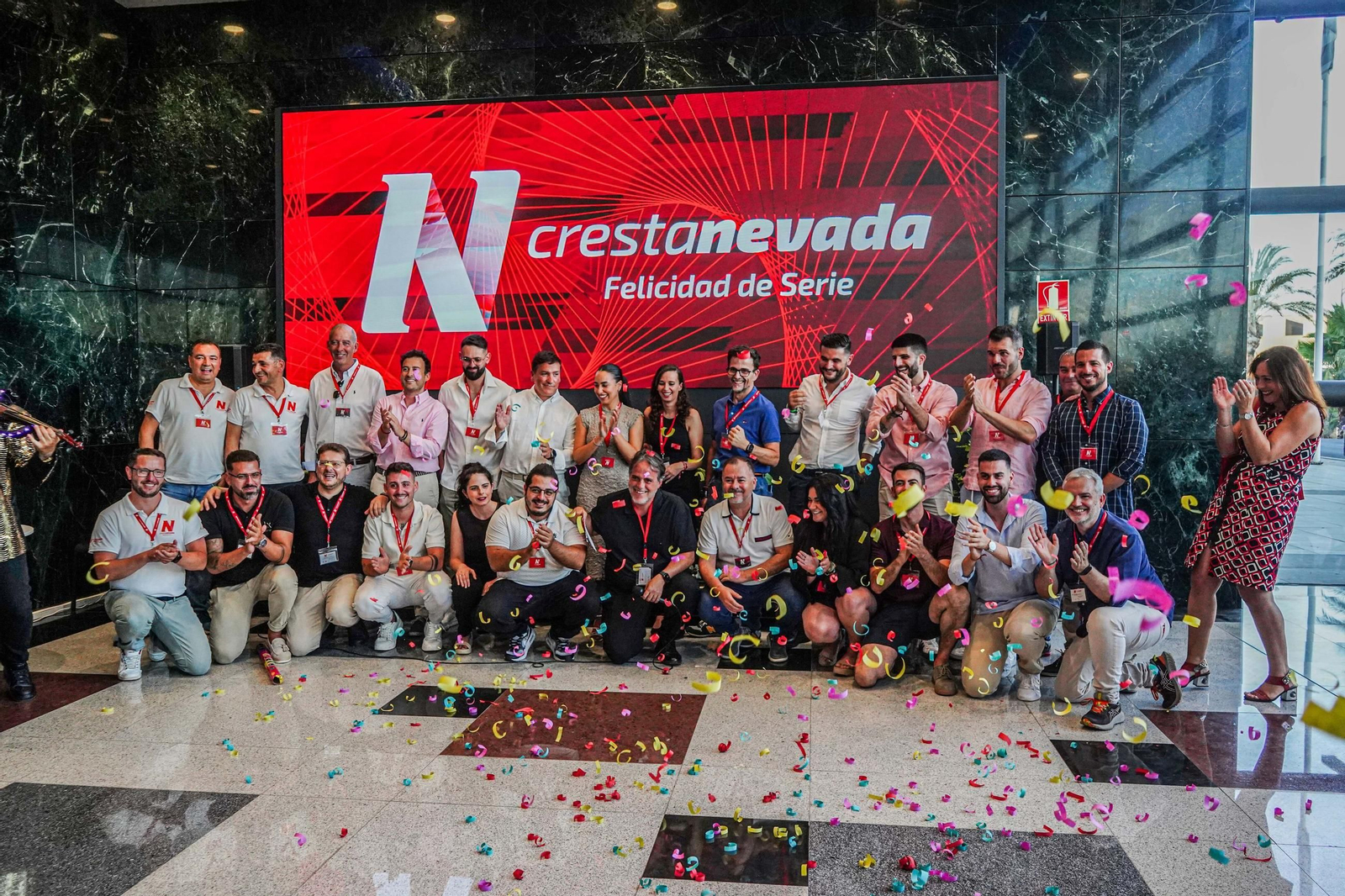 Todo el equipo de Crestanevada se reunió para celebrar la apertura de las nuevas instalaciones. Todo el equipo de Crestanevada se reunió para celebrar la apertura de las nuevas instalaciones.