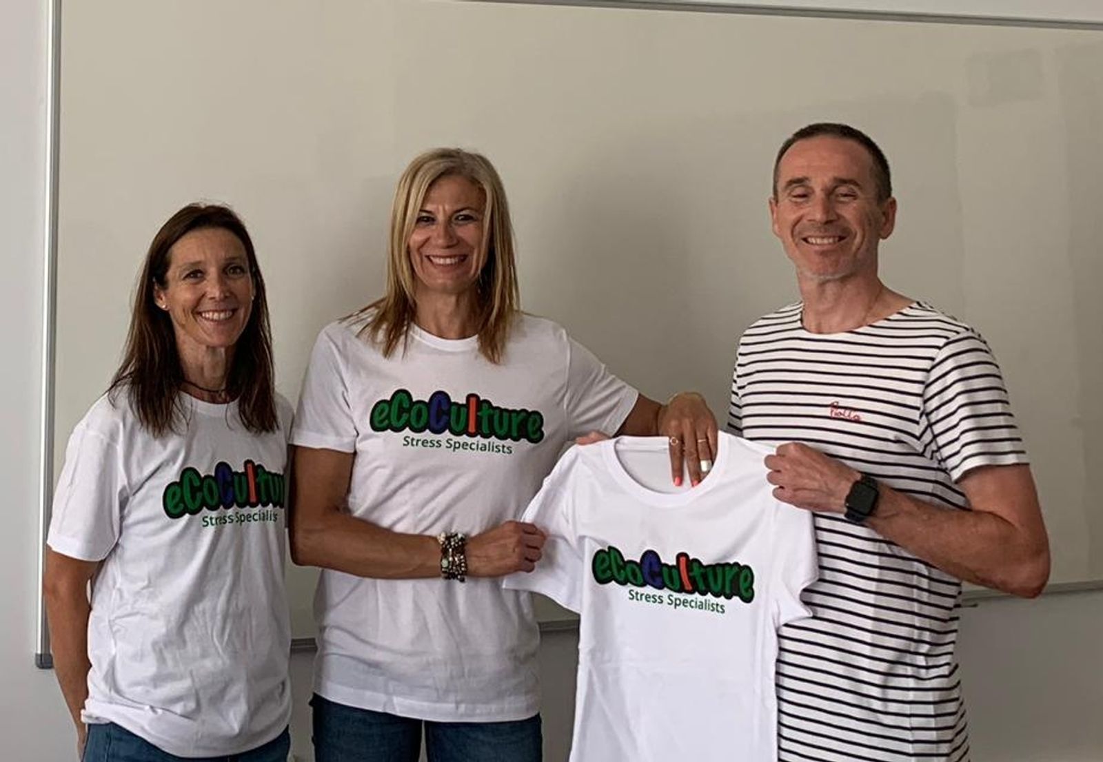 Miguel Ramos, director financiero de Ecoculture, con las organizadoras del Campeonato de Andalucía Máster de Atletismo.