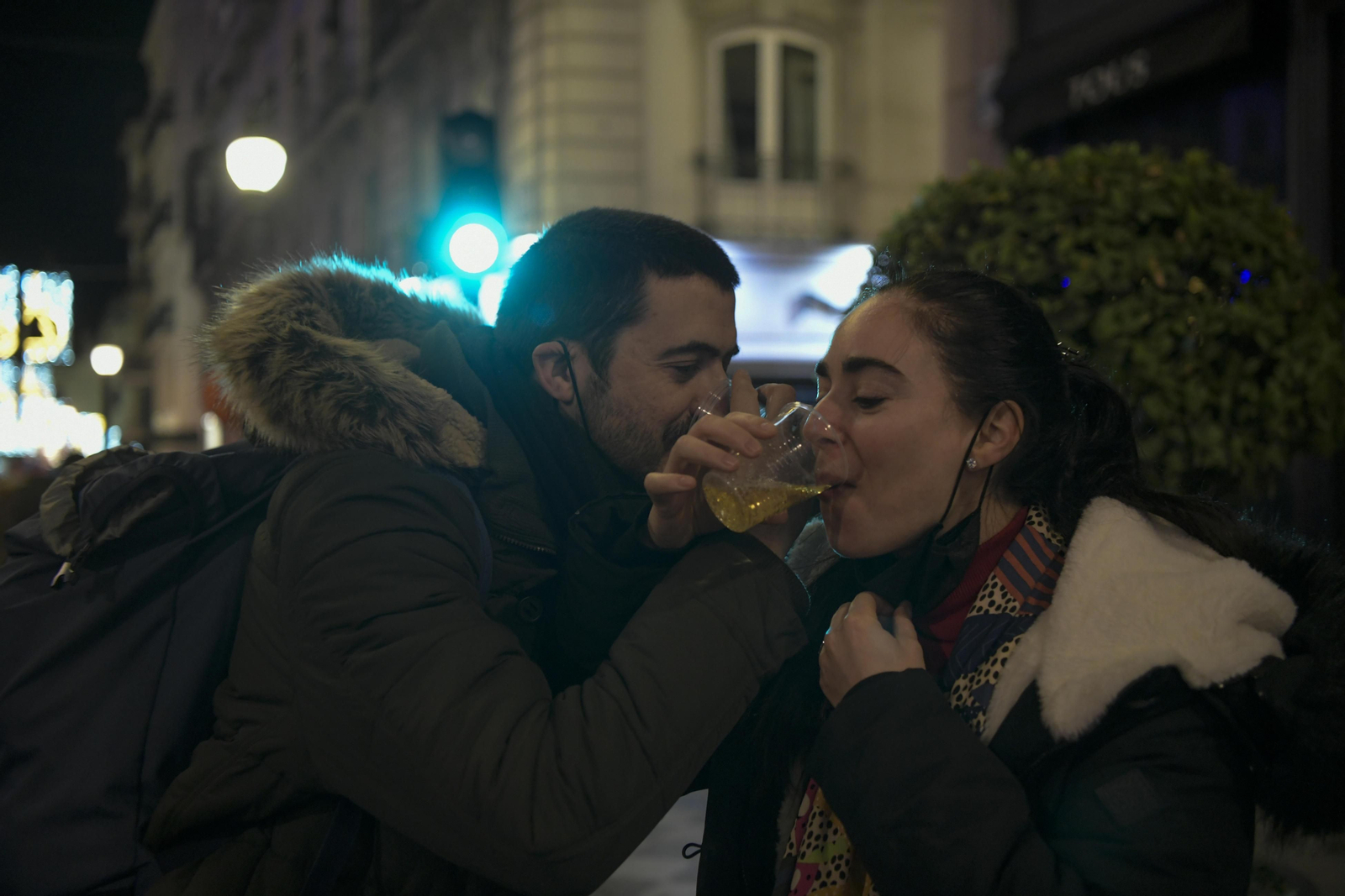 Así fue la Nochevieja 2021 en Granada, en imágenes: uvas en una Plaza del Carmen vallada y ambiente de fiesta en la calle