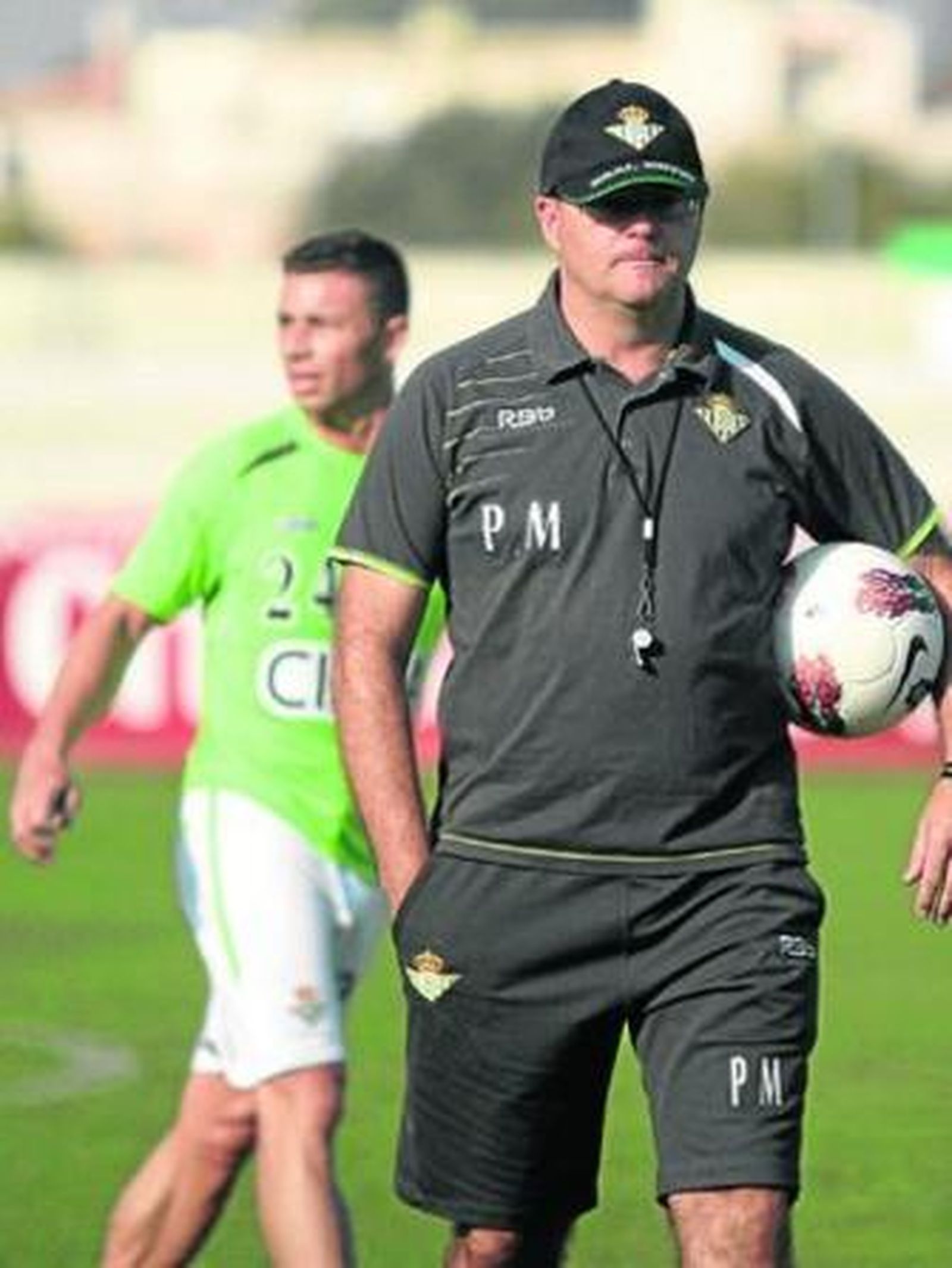Pepe Mel, con gesto serio en el entrenamiento de ayer.