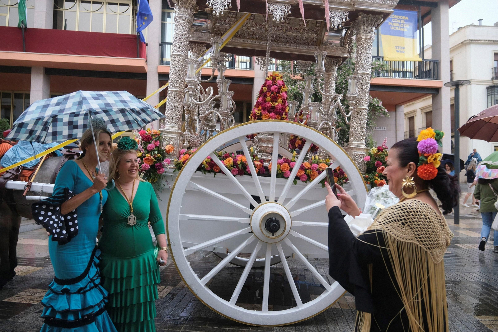 La salida bajo la lluvia de la Hermandad del Rocío de Córdoba, en imágenes