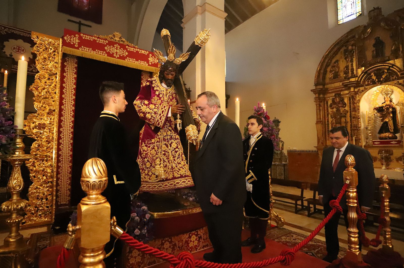 Imágenes de la bendición la la nueva túnica del Señor de Pasión y posterior besamanos