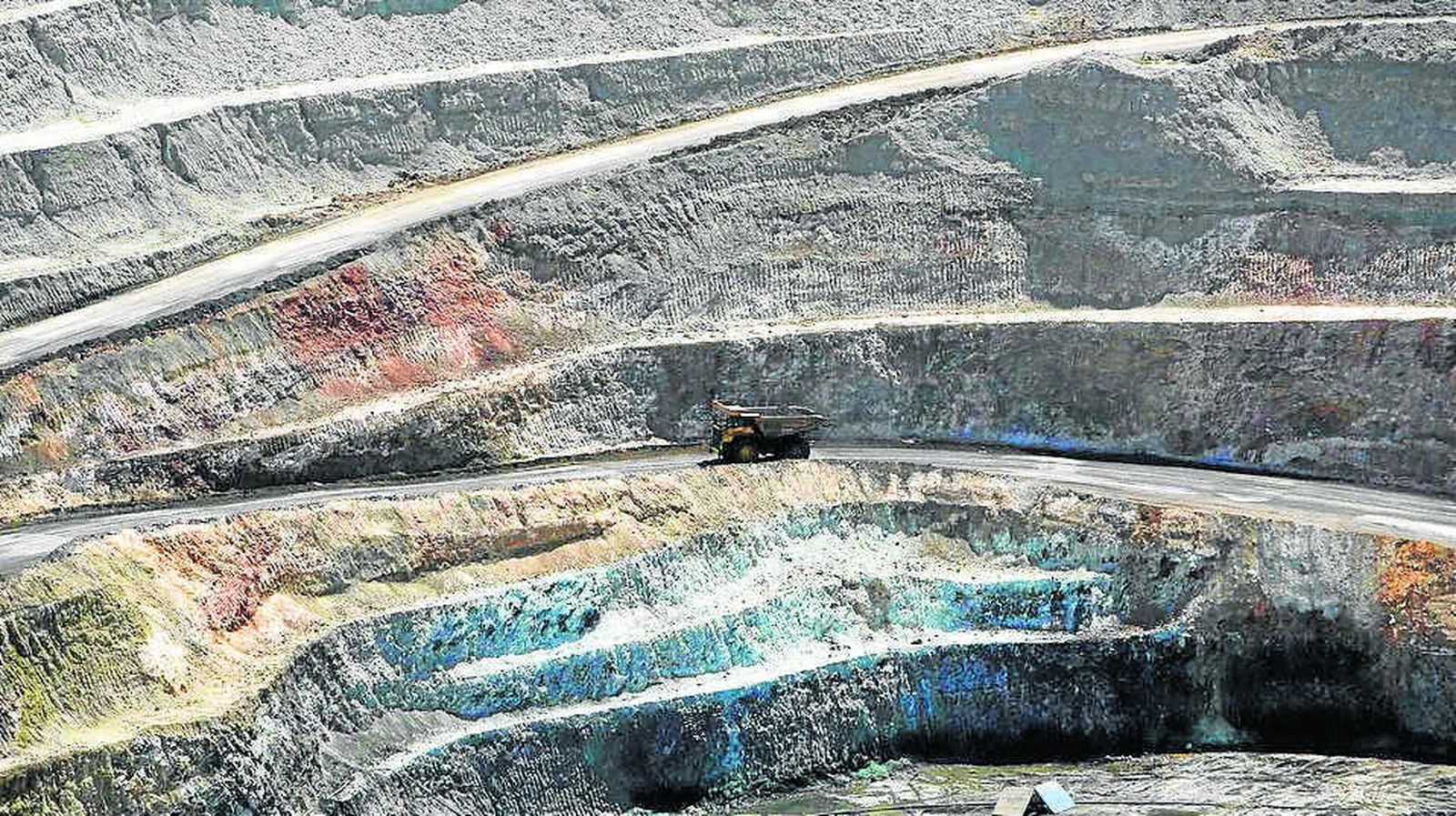 Un camión, en el interior de la corta minera.