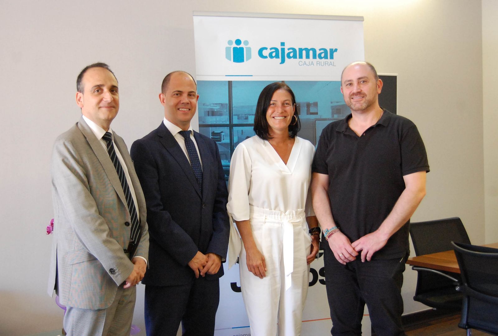 Los representantes de Cajamar y Almería Centro, tras firmar el acuerdo.