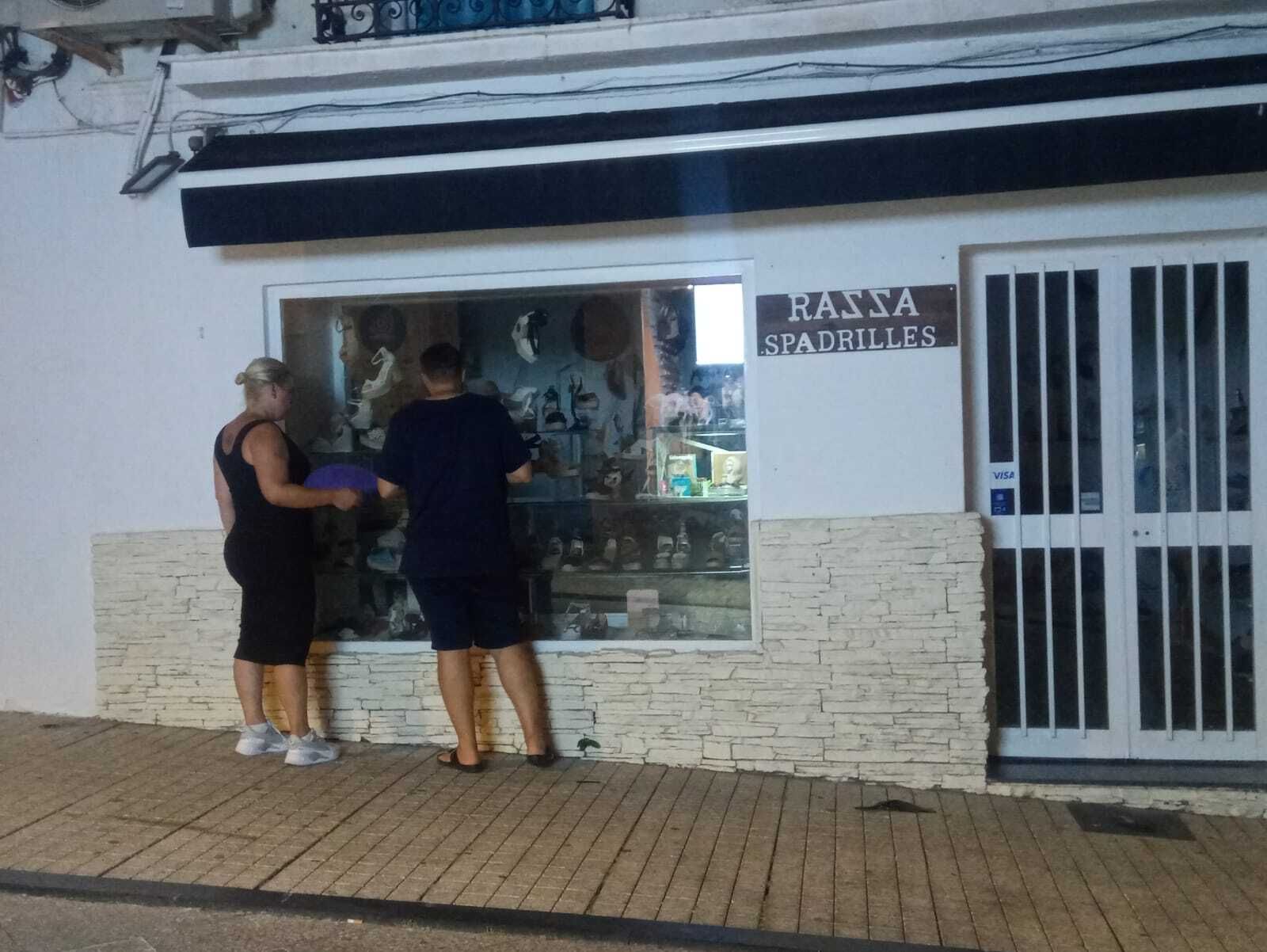 Uno de los establecimientos de Marbella que sí apagó su escaparate.
