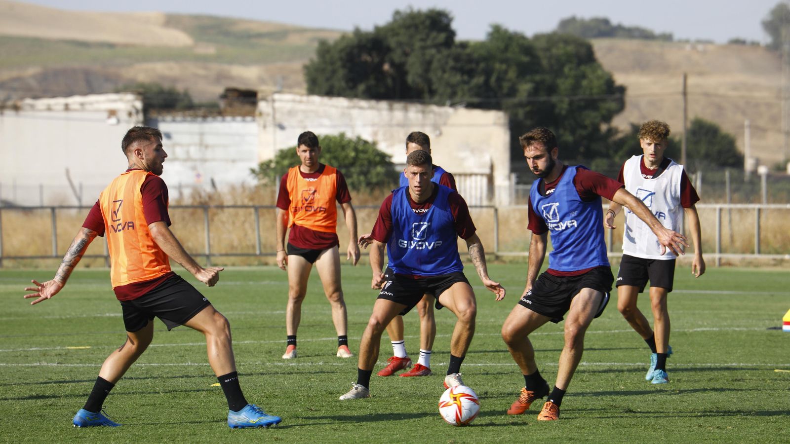 Ramón Bueno controla el balón en un rondo durante un entrenamiento del Córdoba CF.