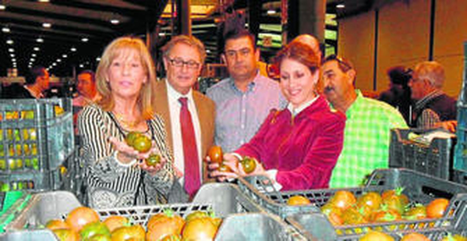 Candidatos del PP ayer en una visita a las instalaciones de la cooperativa CASI.