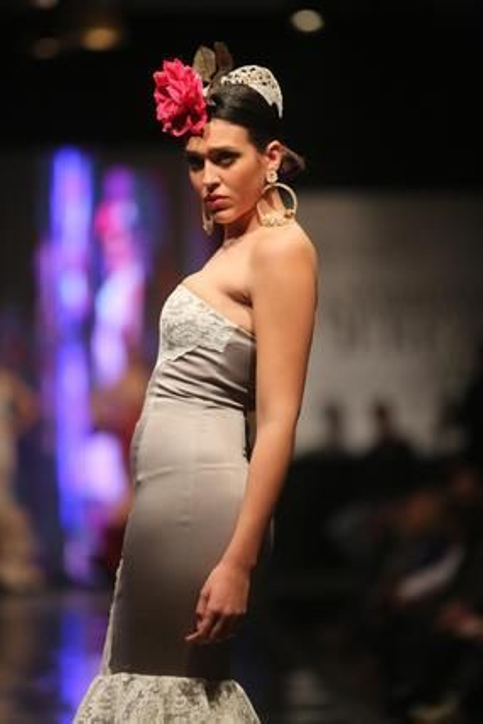 En la colección 'Va por ti', Pilar Rubio apuesta por los tonos verdes y cardenales, líneas muy limpias, mucho vuelo y pocos adornos.

Foto: Juan Carlos Corchado