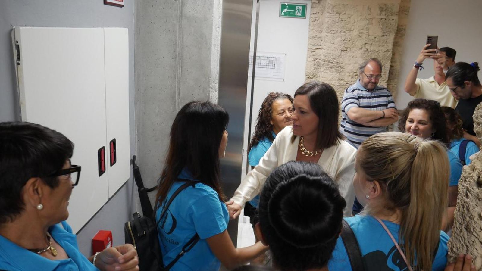 La alcaldesa, Patricia Cavada, felicita a las trabajadoras por la municipalización.