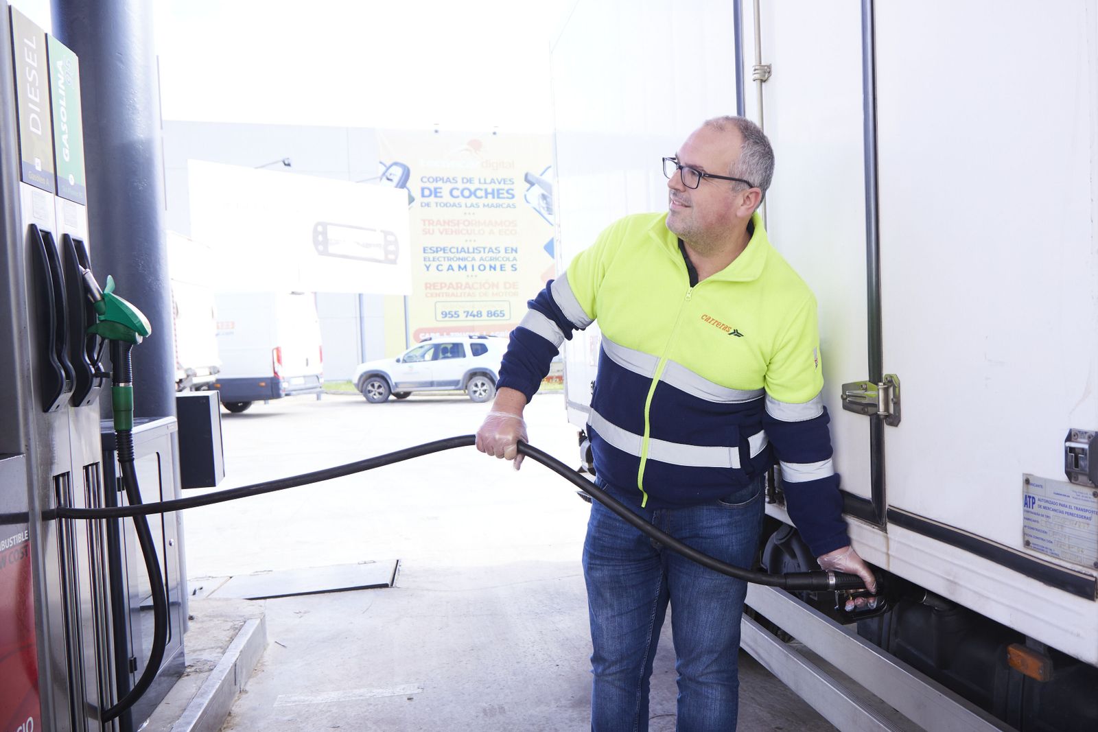 Un transportista reposta en una estación de servicio.