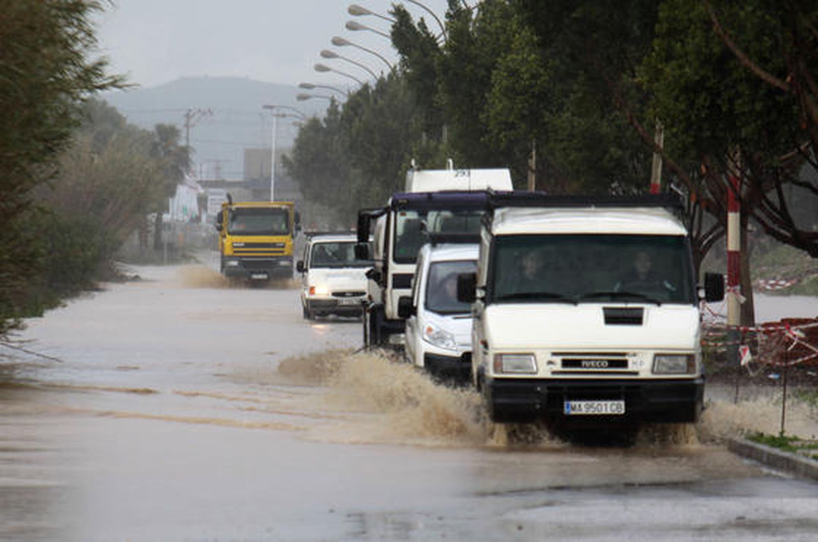 Cinco vehículos circulan por un anegado Polígono Guadalhorce.

Foto: Migue Fernández, Sergio Camacho, Agencias