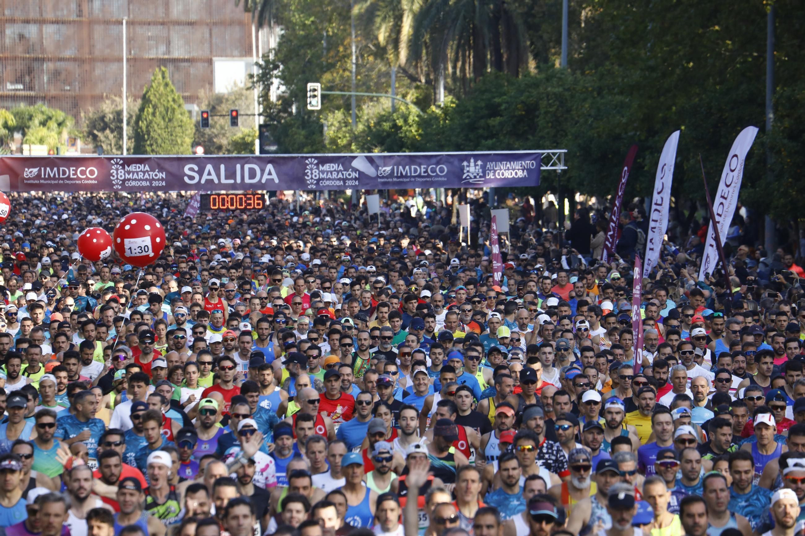 Las mejores fotos de la salida de la Media Maratón de Córdoba 2024